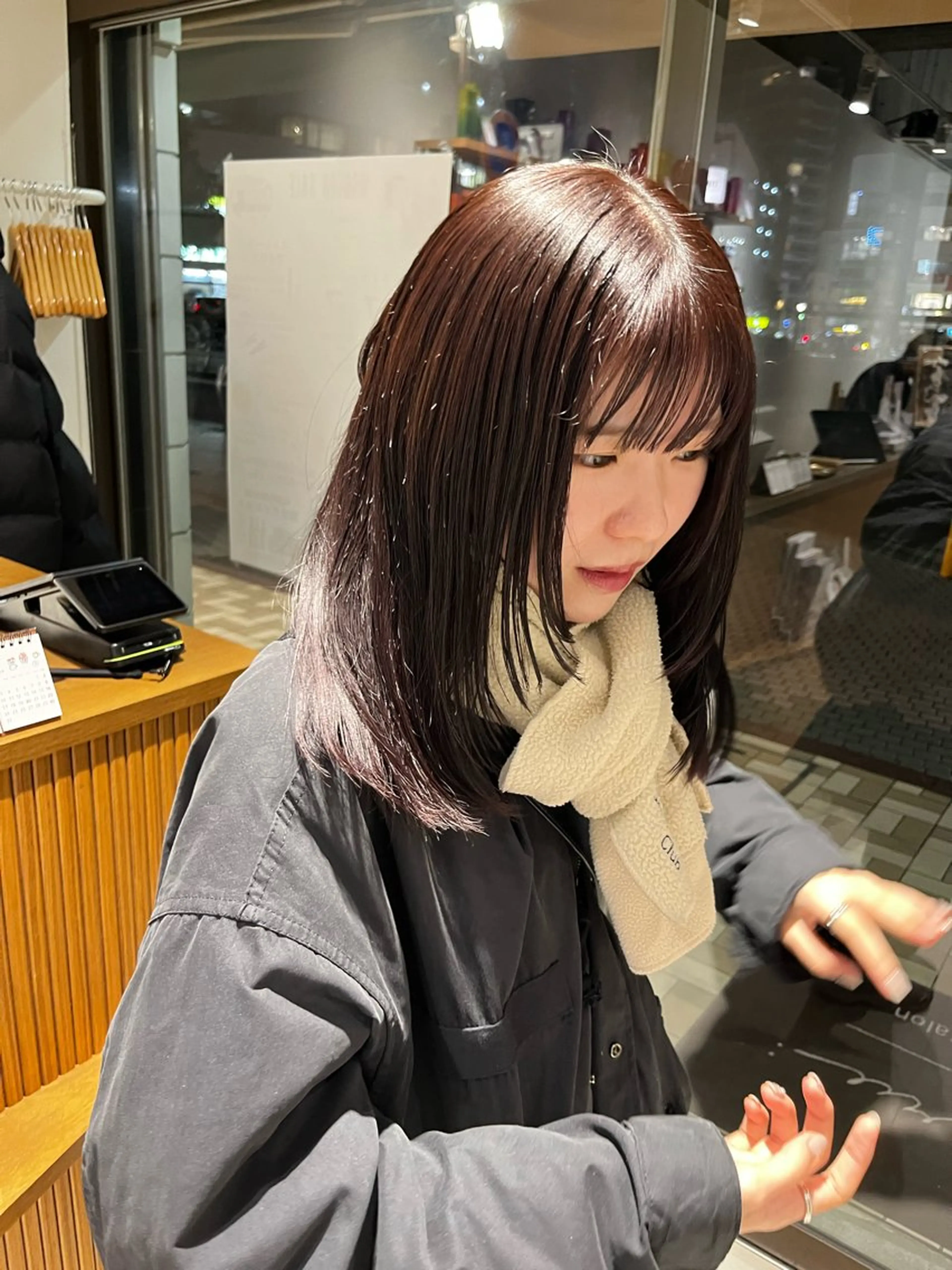 ミディアム カラー カシス レッドカラー 顔まわりレイヤー レイヤーカット カット ヘアカラー トリートメント レイヤーカット/ブラ ウンカラー/河野凜のヘアスタイル