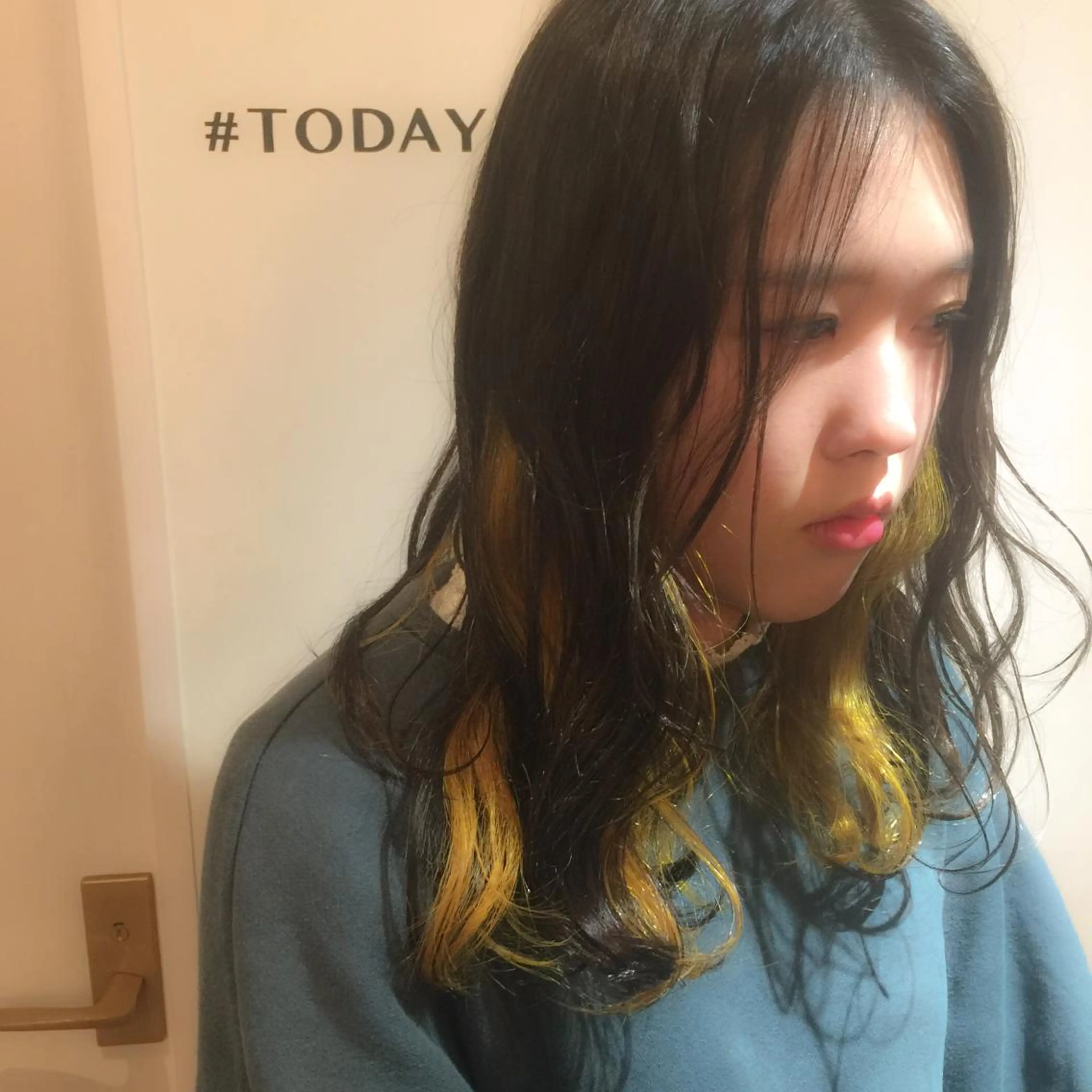 ミディアム カラー ブリーチ インナーカラー イエローカラー ホワイト&レイヤーカ ットエクステ長畠俊輔のヘアスタイル