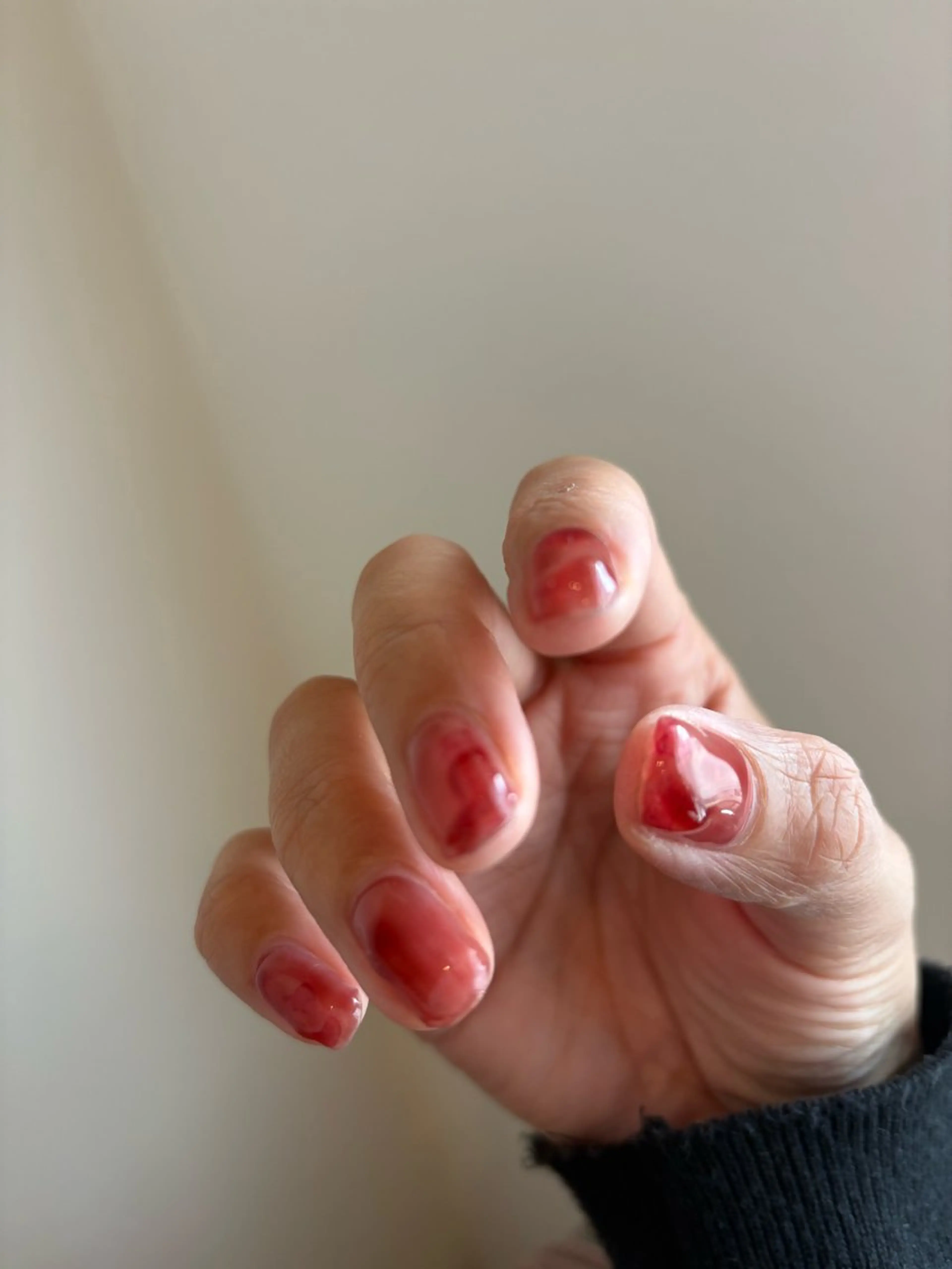 ネイル 赤色 ハンドネイル 🌲🌳🚪iiit o🌲🌳🌲のネイルデザイン