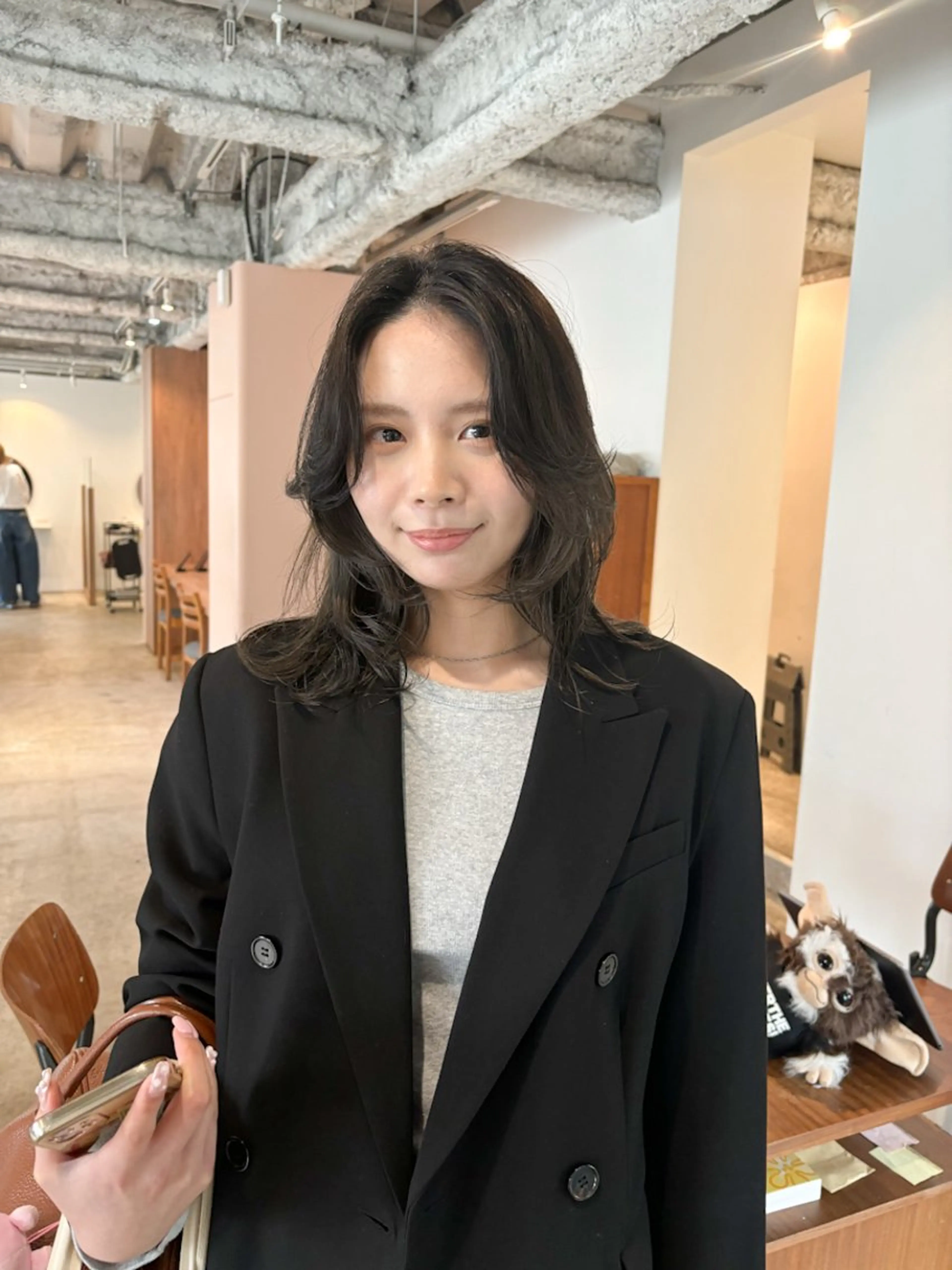 ミディアム カラー ミディアムレイヤー ベージュカラー オリーブベージュ レイヤーカット カット ヘアカラー トリートメント Takuma Suzuki中目黒のヘアスタイル