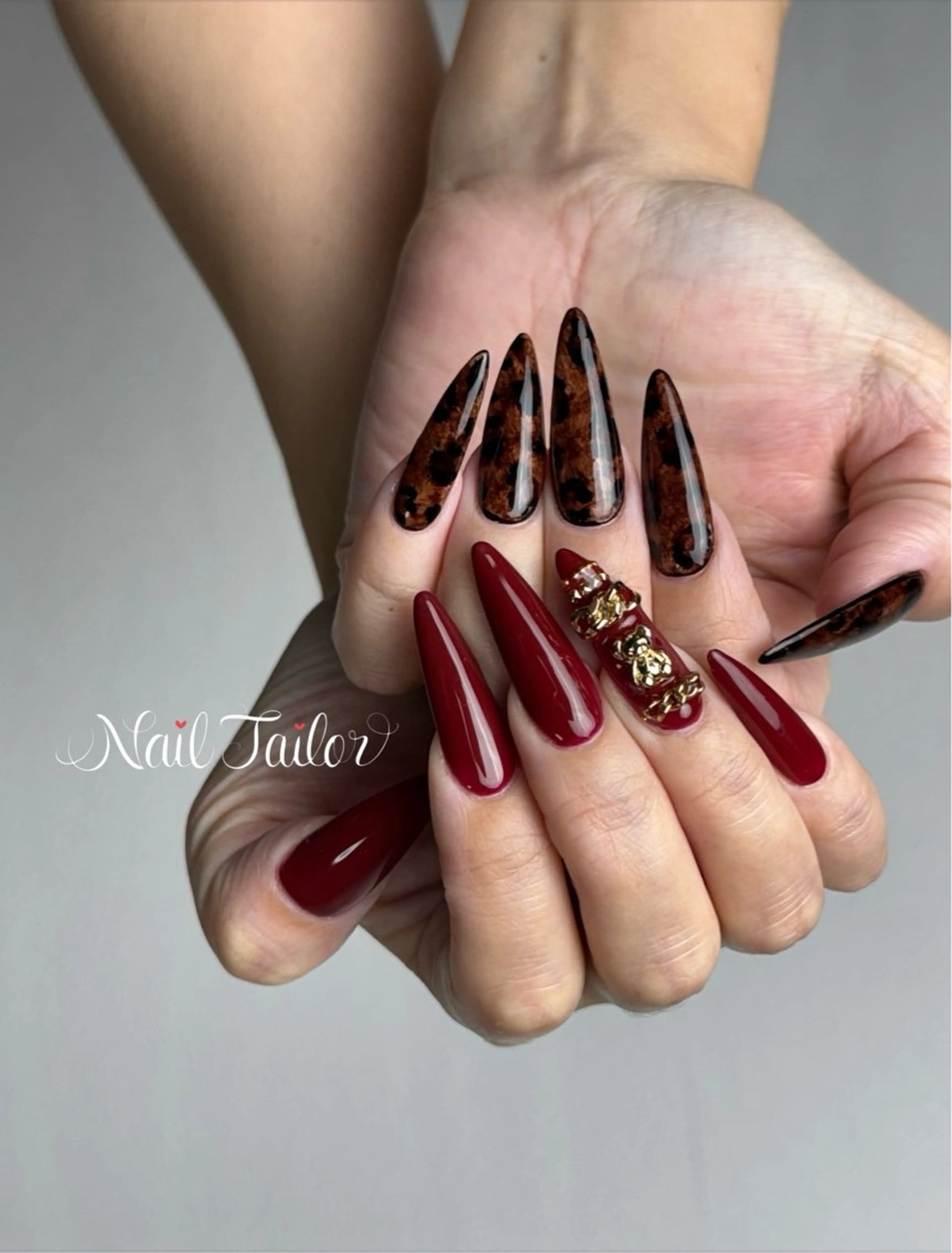 ネイル アニマル柄 アートネイル ボルドー ゴールド ワンカラーネイル ハンドネイル NailTailor ネイルテイラーのネイルデザイン