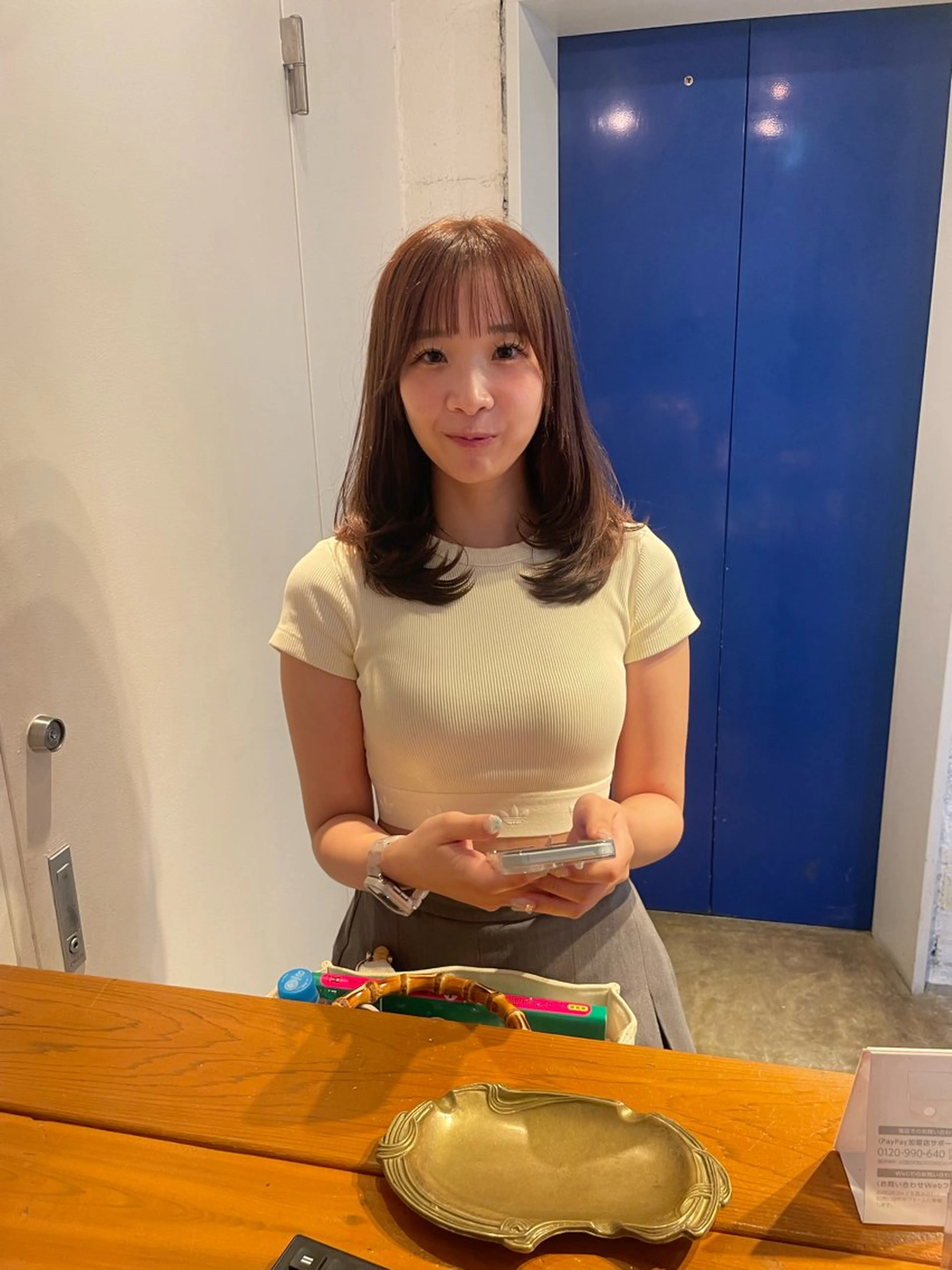 ミディアム カラー ミディアムレイヤー ベージュカラー レイヤーカット MIOベージュカラー 柔らかいカラーのヘアスタイル