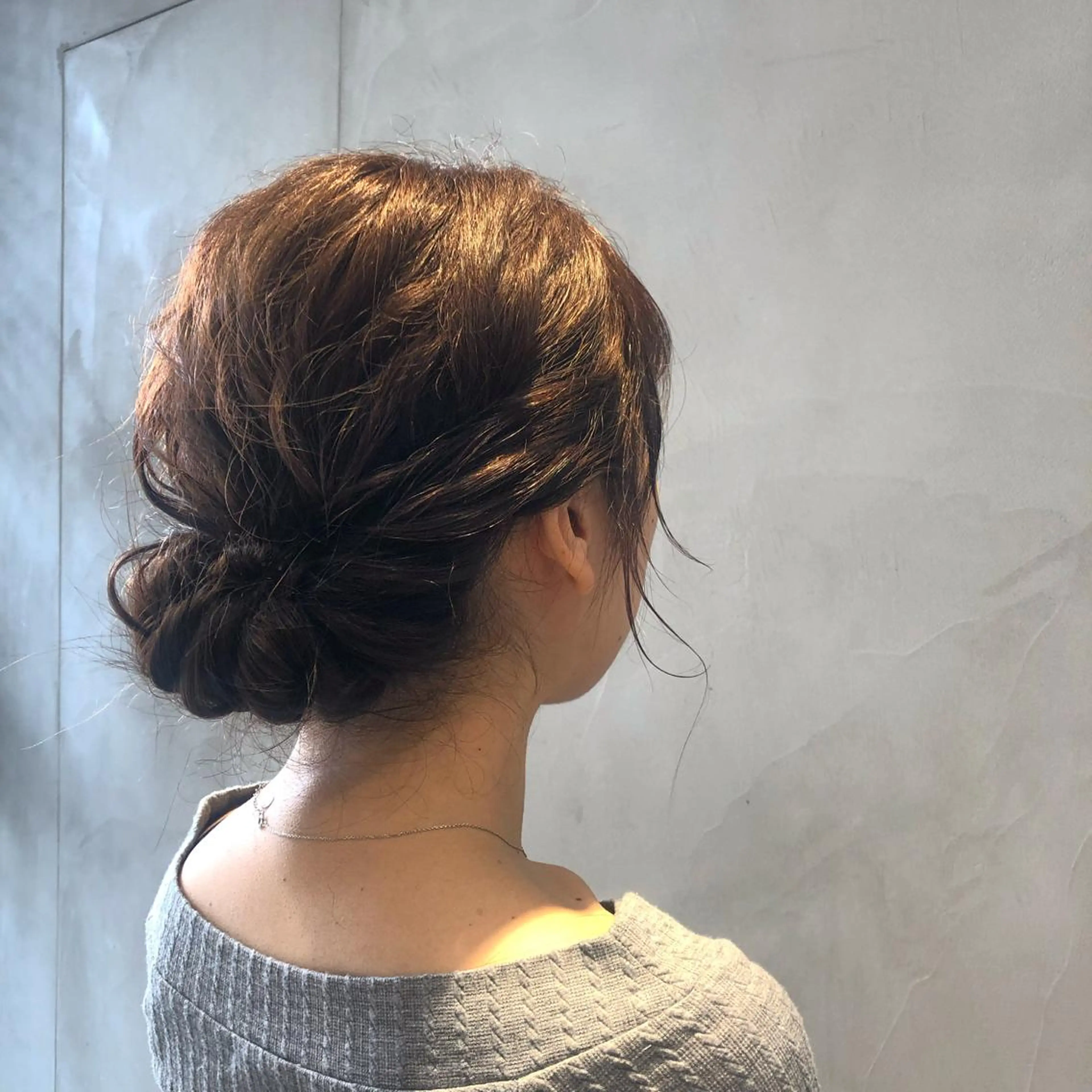 ミディアム ヘアアレンジ 結婚式・ブライダル カジュアルを女っぽく 𝗮𝘆𝗮𝗰𝗼のヘアスタイル