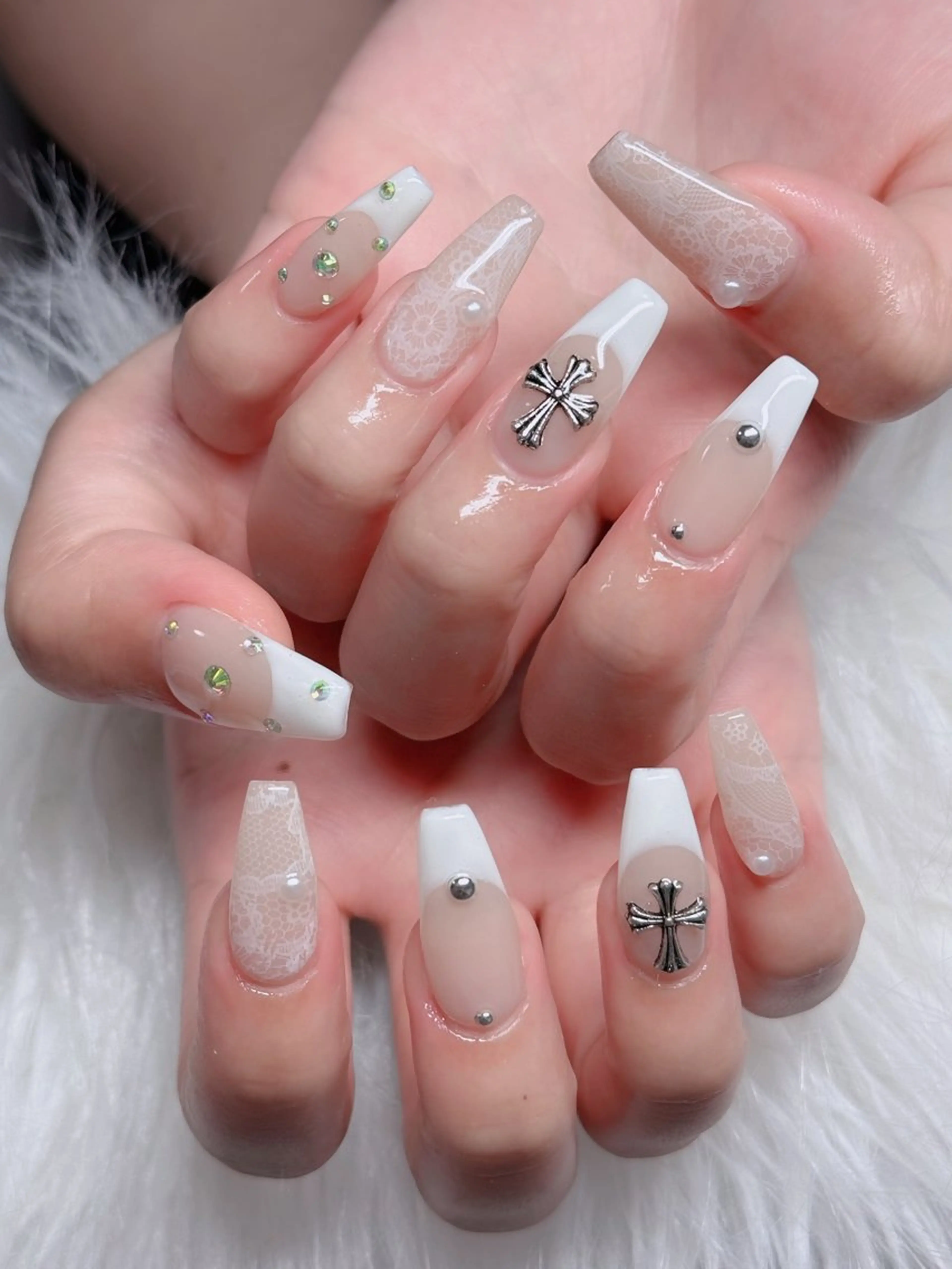 ネイル オーロラネイル フレンチネイル ジェルネイル ハロウィン キラキラネイル H.baby Nail Salonのネイルデザイン