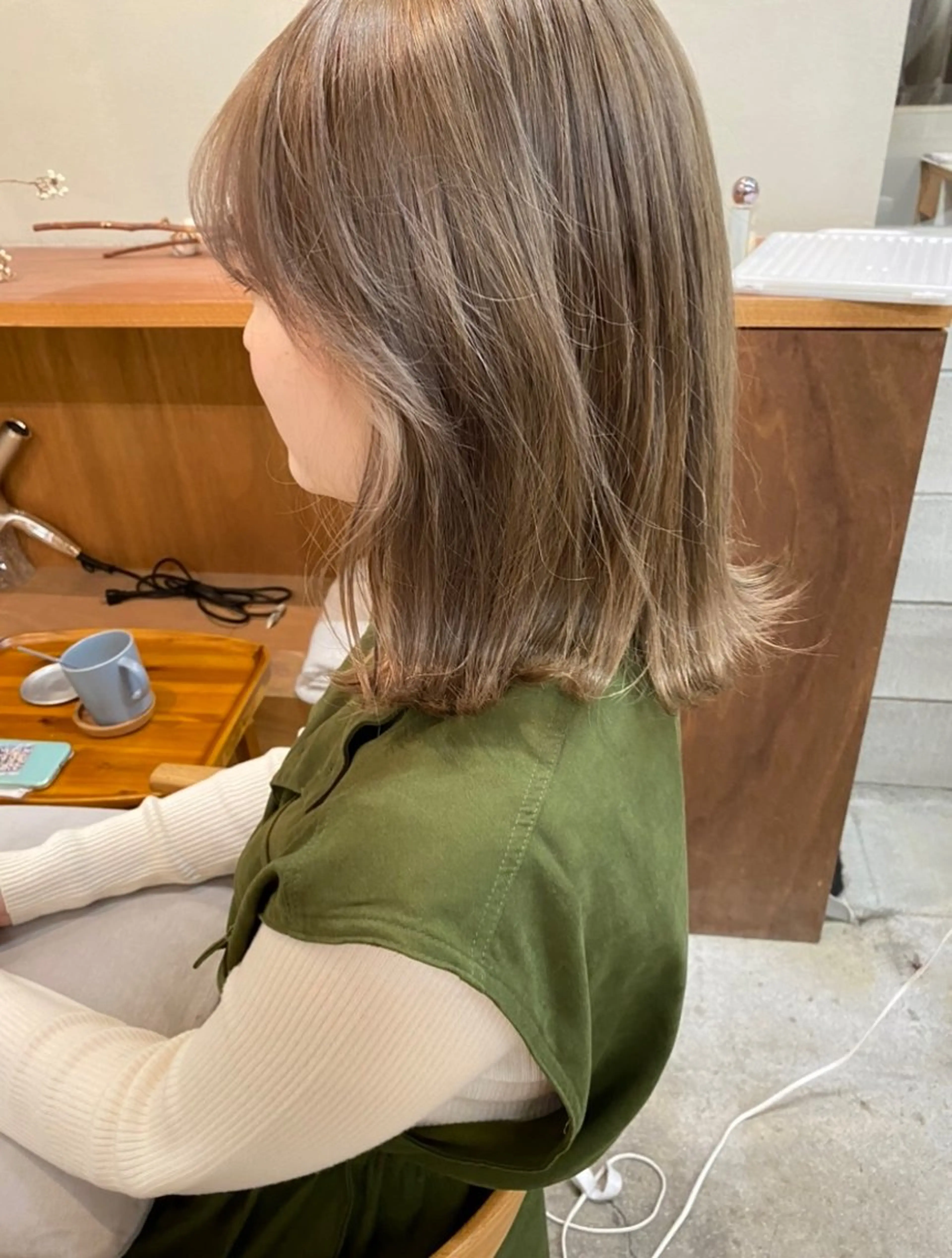 セミロング カラー ベージュカラー ミルクティーベージュ ヘアカラー トリートメント erika /韓国ヘアのヘアスタイル