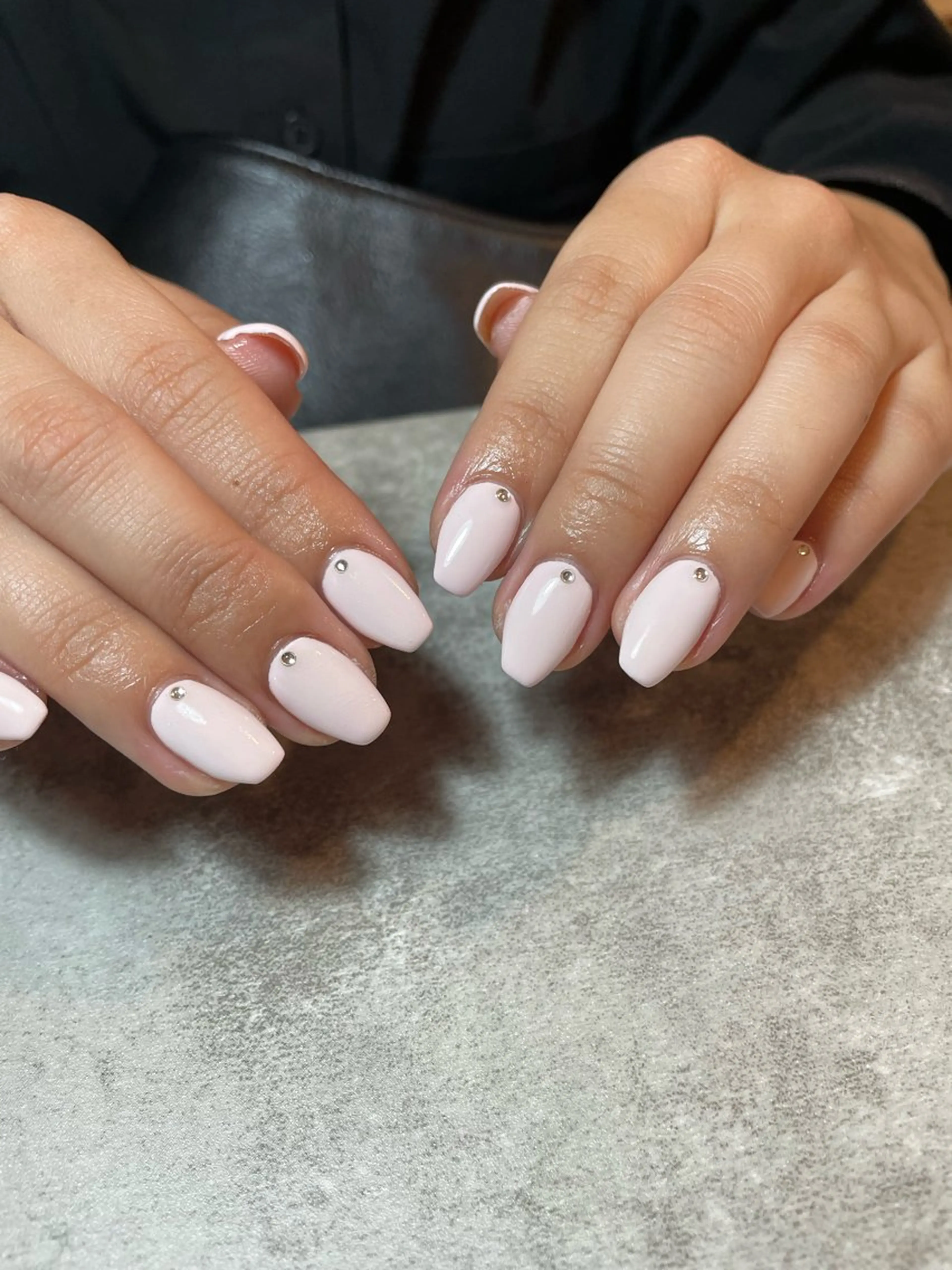 ネイル ワンカラーネイル ピンク シンプルネイル ストーンネイル ホワイト ハンドネイル vico栄 Azusa🍓のネイルデザイン
