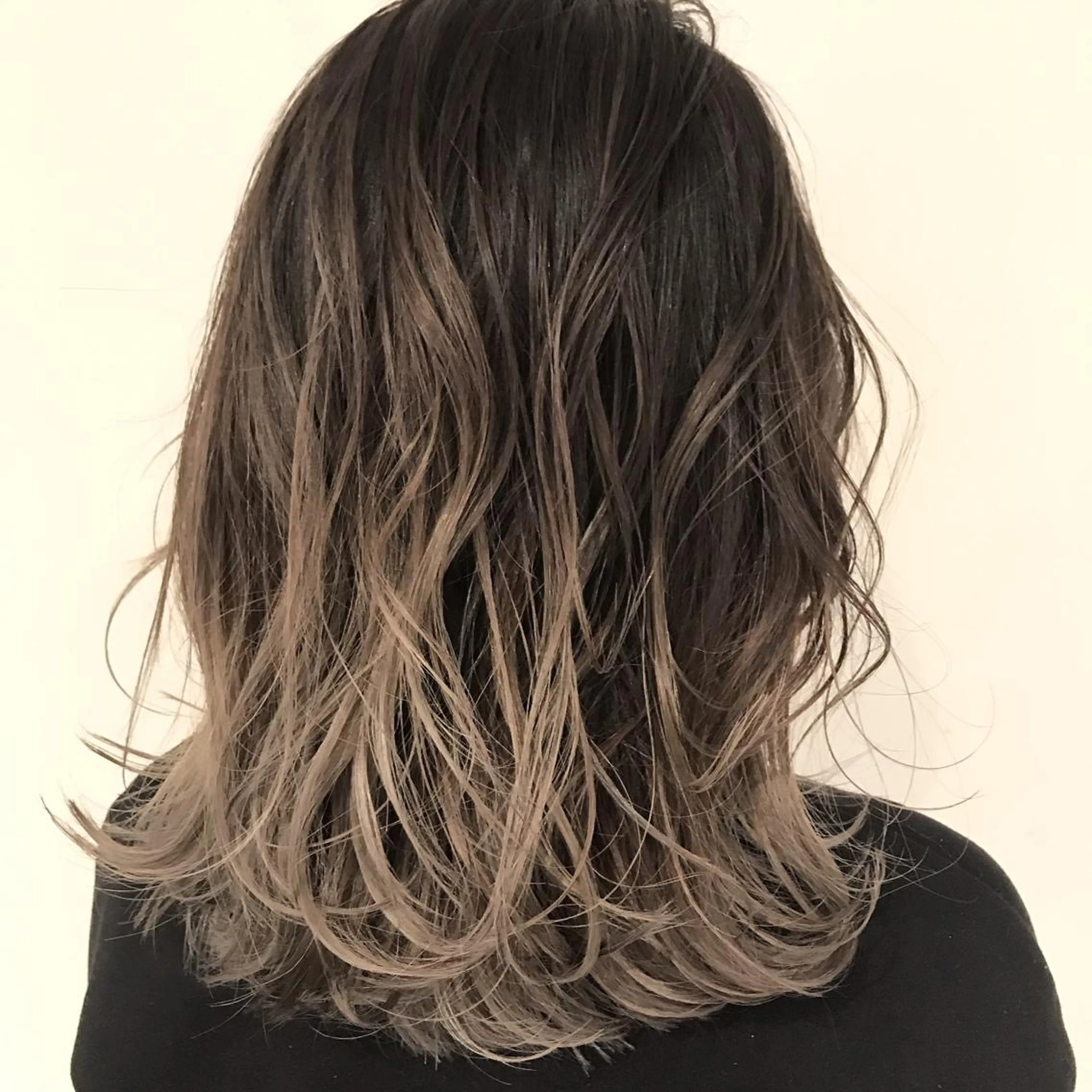 ミディアム カラー アッシュ アッシュグレー アッシュグレージュ バレイヤージュ ベージュカラー AMI Hair  supply所属・髪質改善カラー韓国風 レイヤーtudaのヘアスタイル