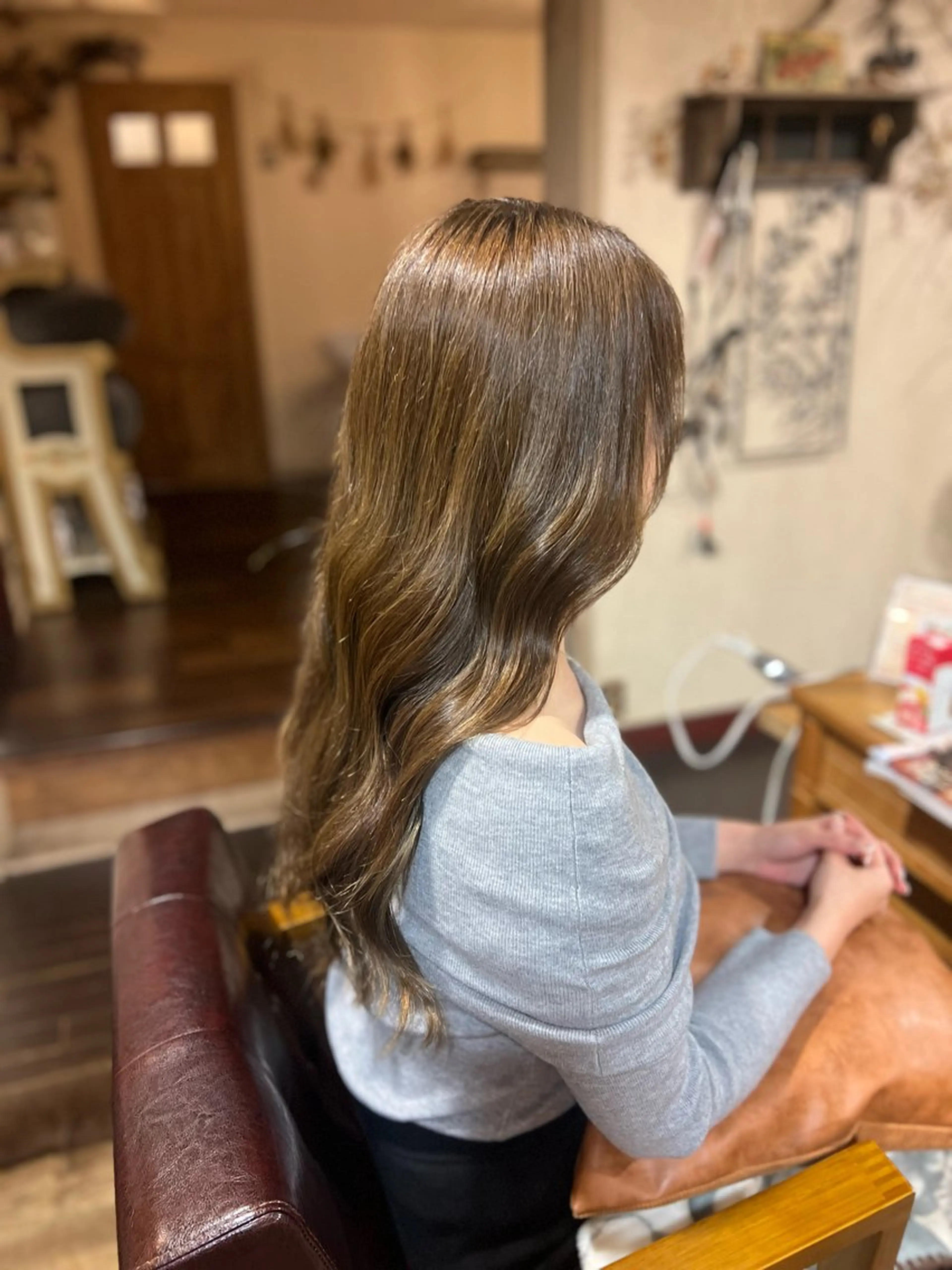 ロング カラー ベージュカラー ブリーチ 透明感カラー ダブルカラー フォギーベージュ 小澤 真理子 ☀️アメリシュシュのヘアスタイル