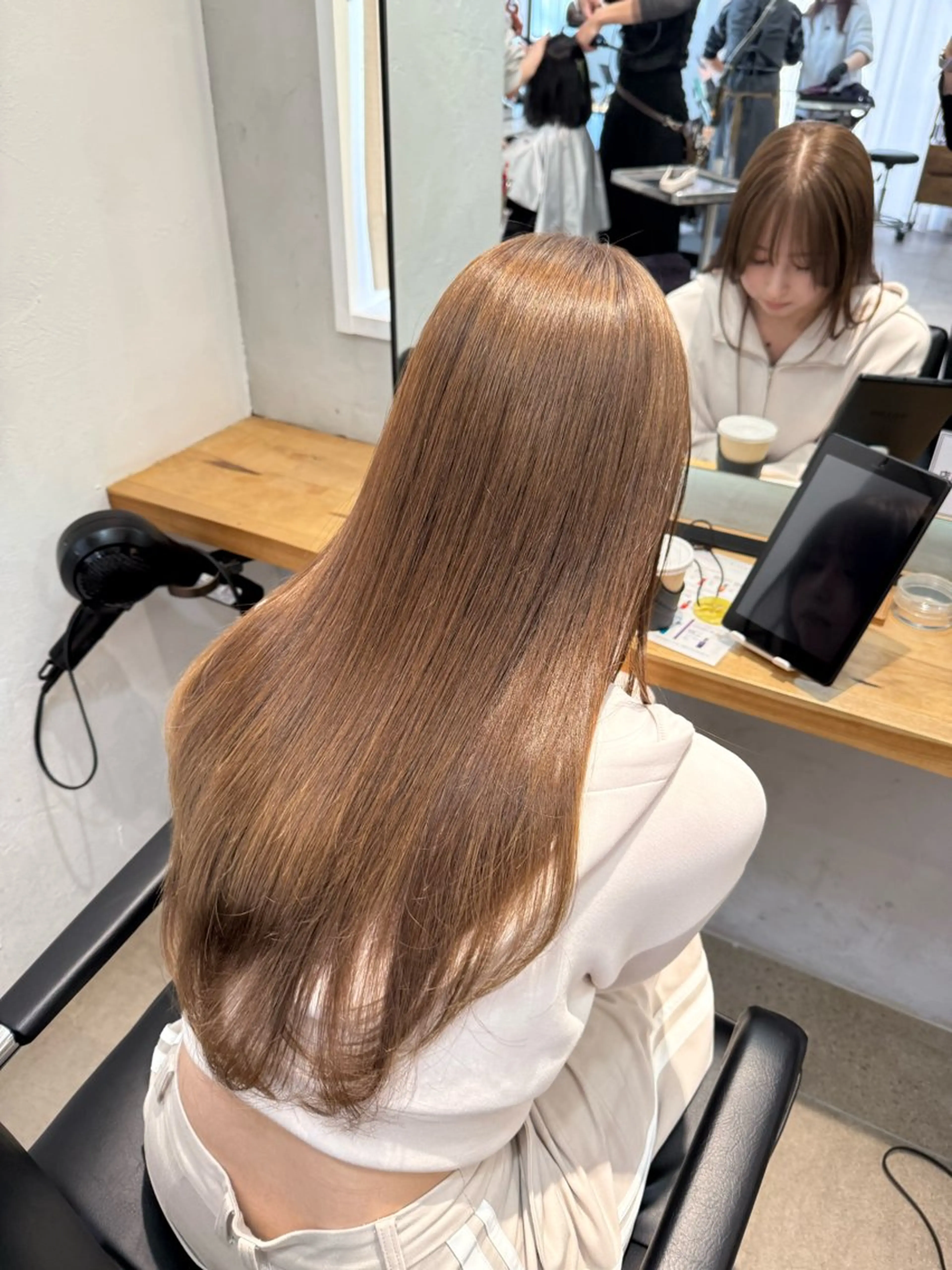 ロング カラー ブリーチ ブリーチなしカラー カット ヘアカラー トリートメント ミルクティー× グレージュMOMOのヘアスタイル