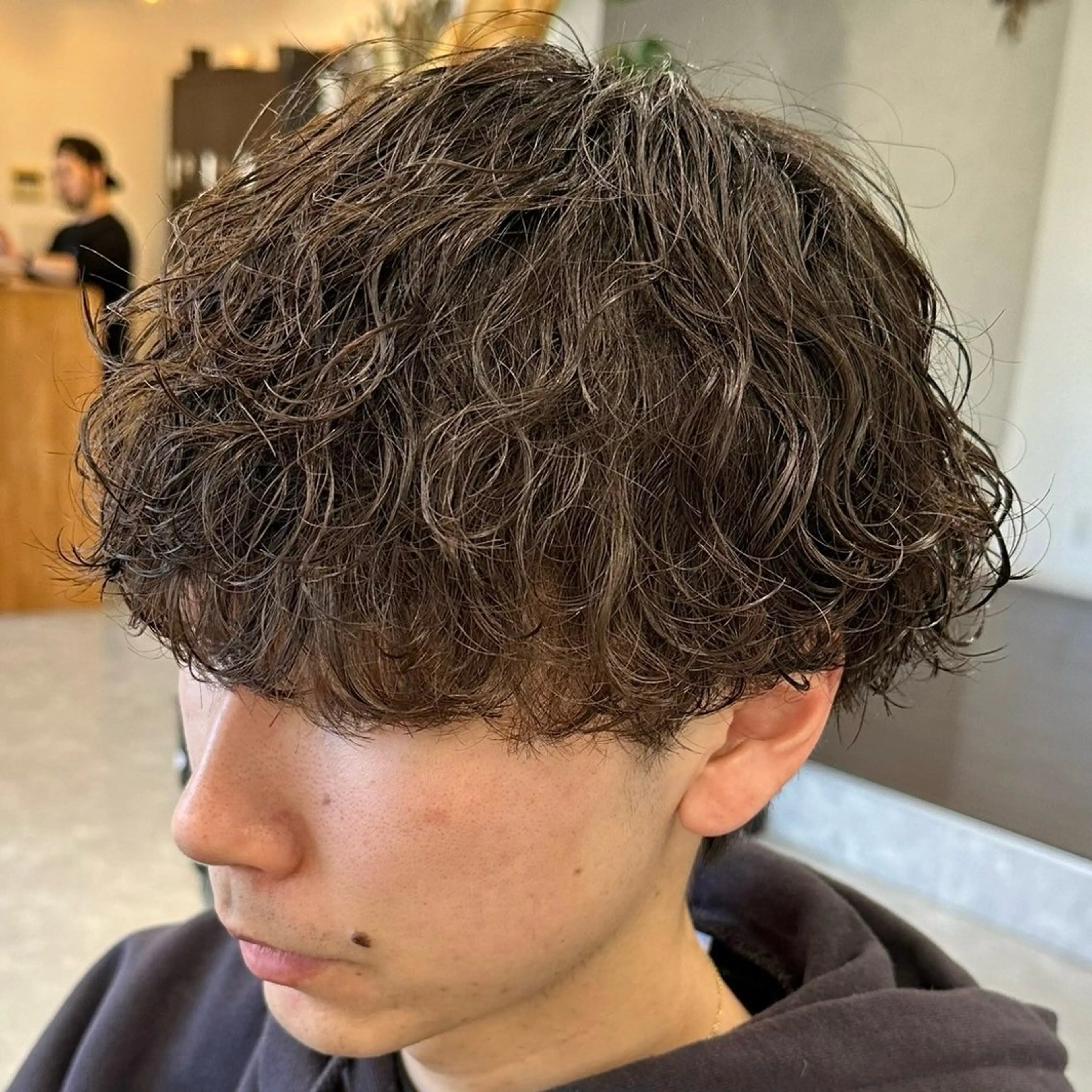 ミディアム パーマ メンズ ミディアムパーマ メンズパーマ 波巻きパーマ スパイラルパーマ FeU【フゥ】所属・メンズパーマ WATARUのヘアスタイル