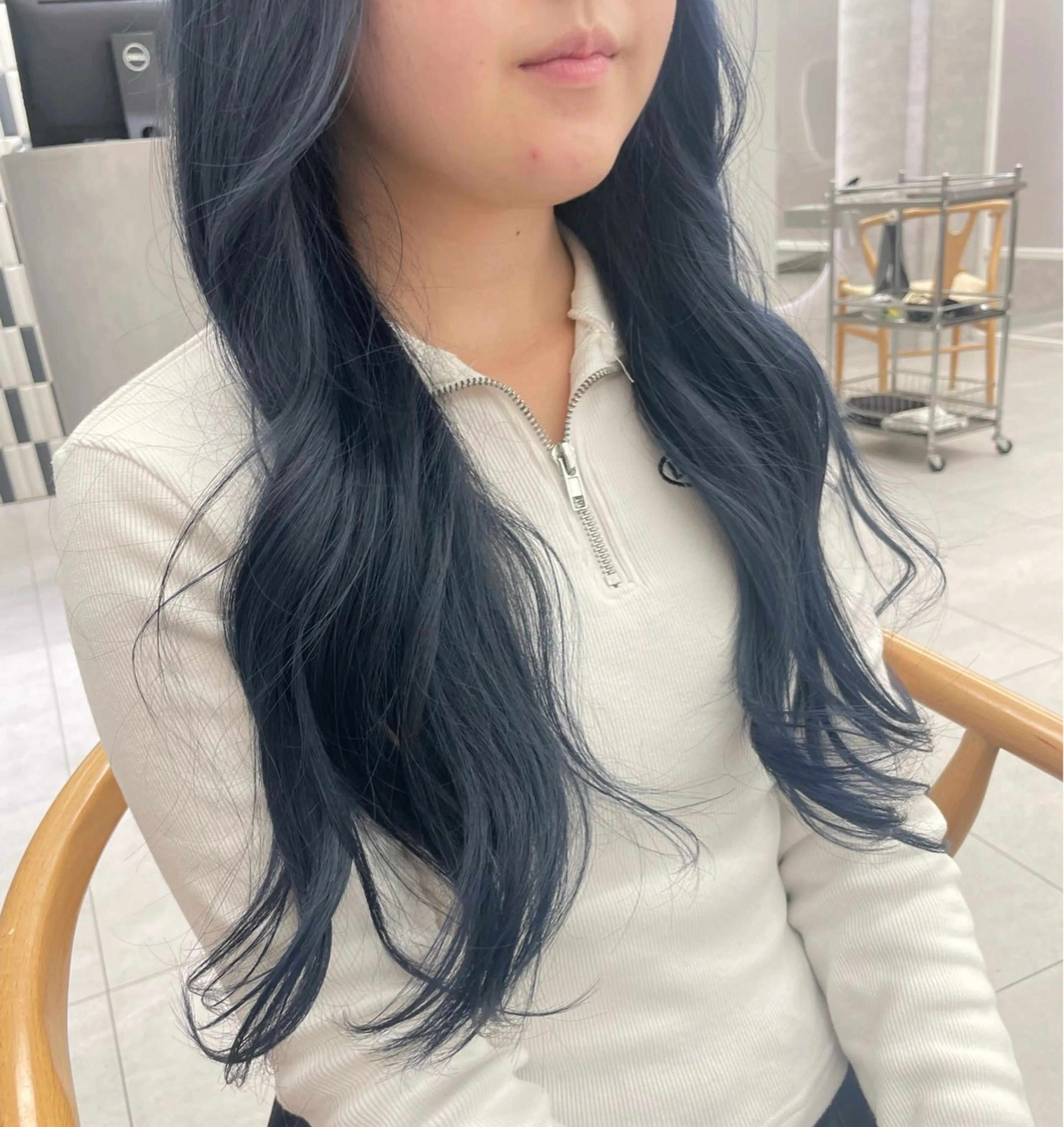 ロング カラー ブリーチ ネイビーカラー ヘアカラー トリートメント 愛華 【geep】のヘアスタイル