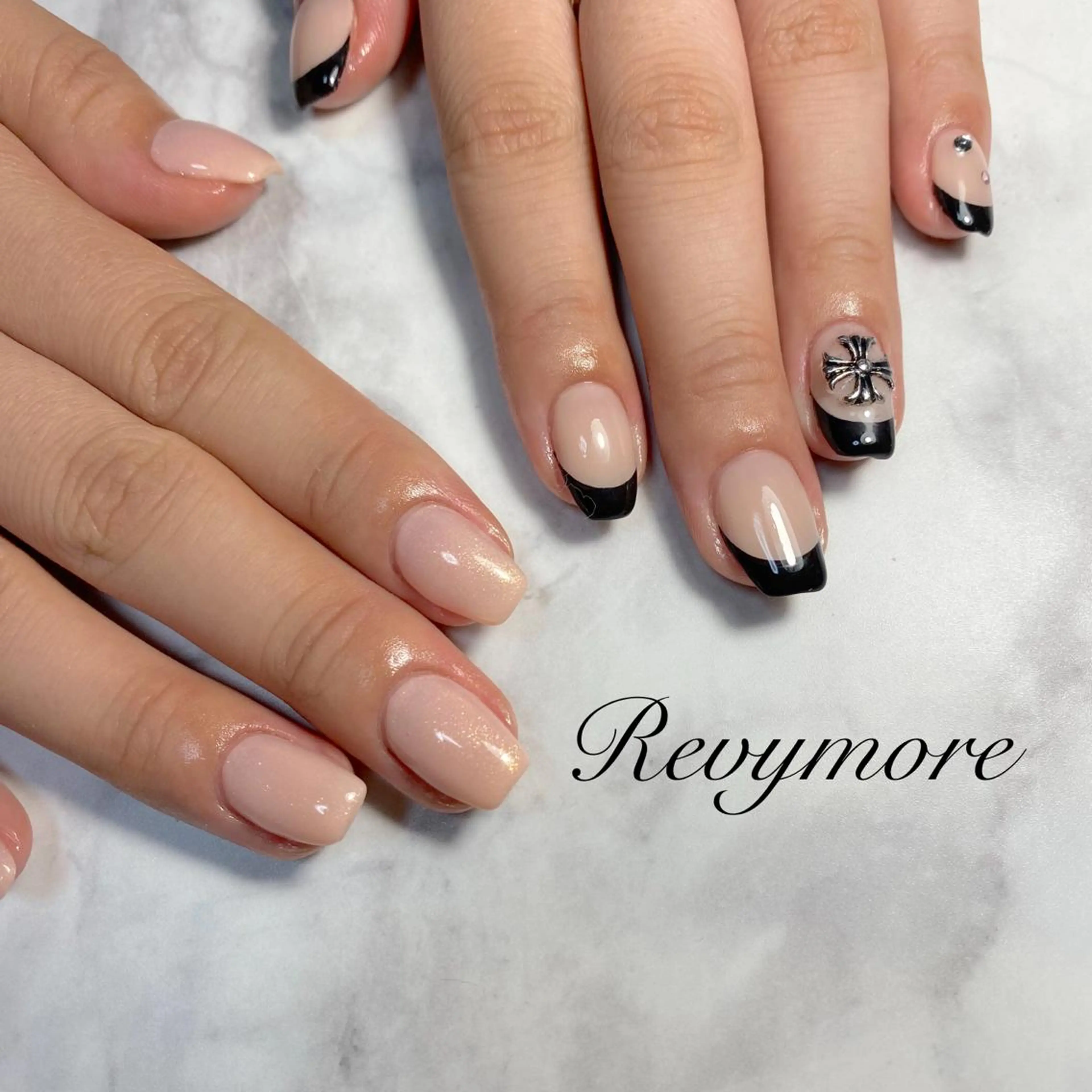 ミディアム ネイル 韓国風ヘア フレンチネイル ジェルネイル キラキラネイル 韓国ネイル nail salon Revymoreのネイルデザイン