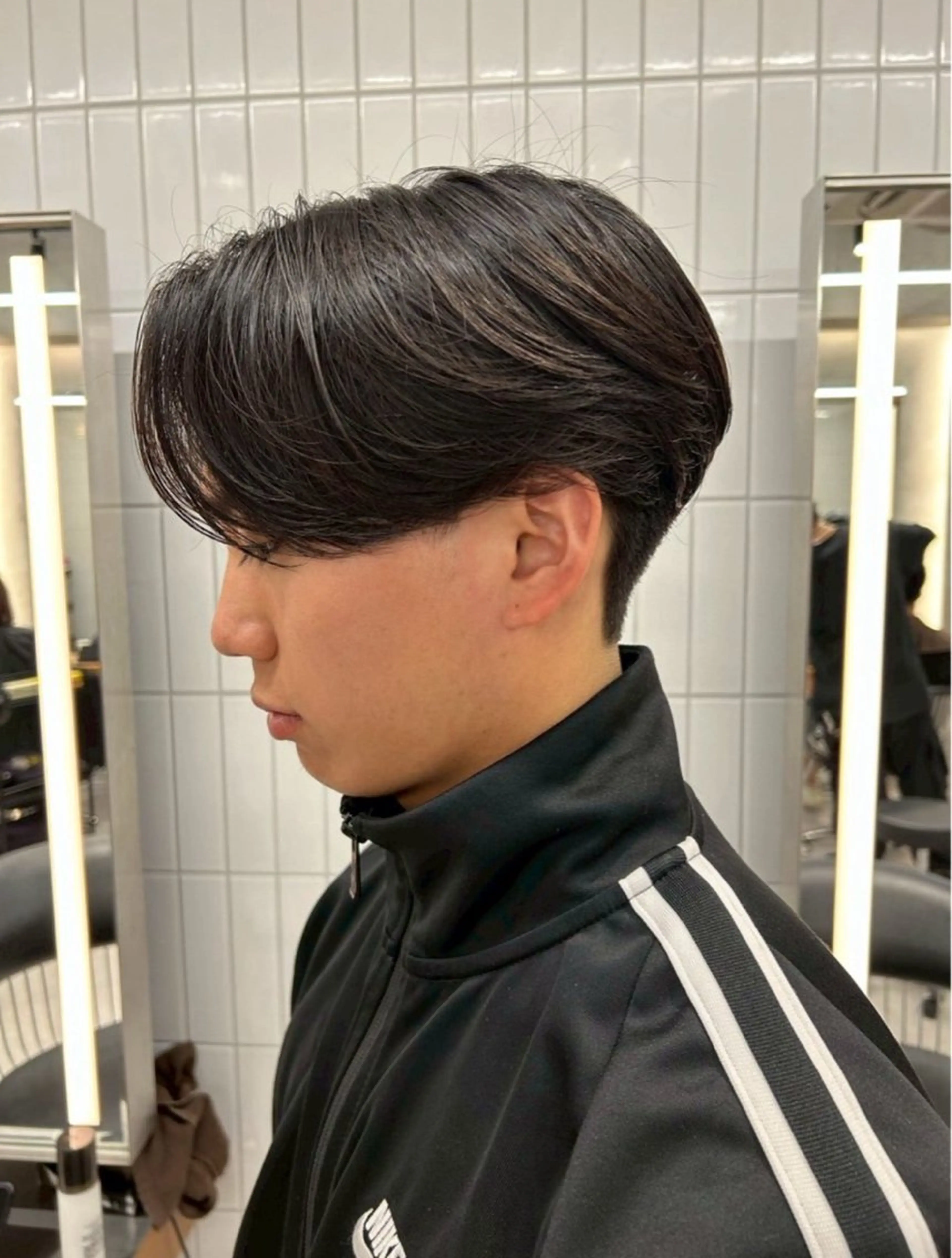 メンズ アイブロウ カット 縮毛矯正 ヘアセット センターパート ウルフ/ミディアムのヘアスタイル