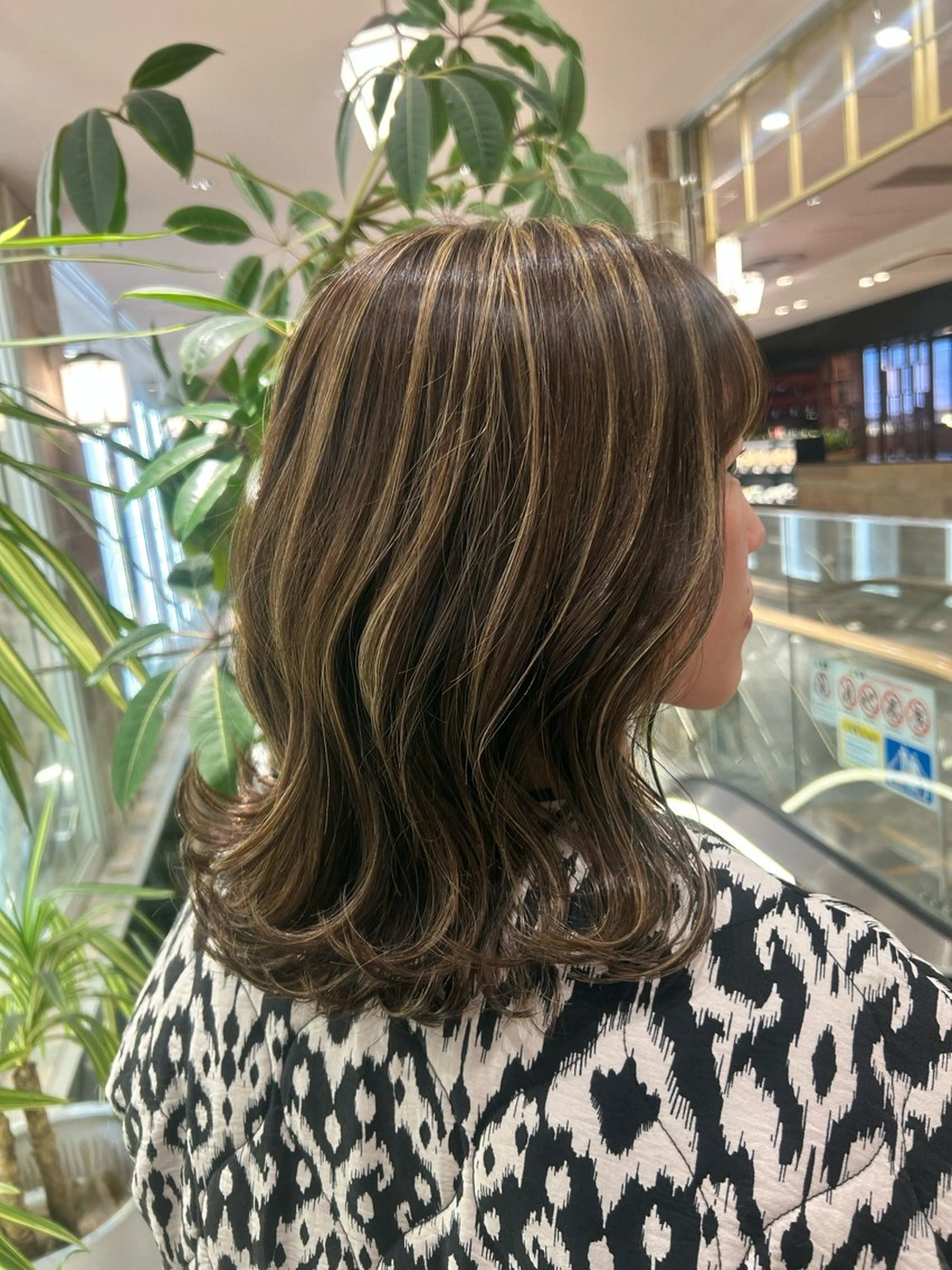 ミディアム カラー ハイライトカラー ハイライト 山縣 稚子のヘアスタイル