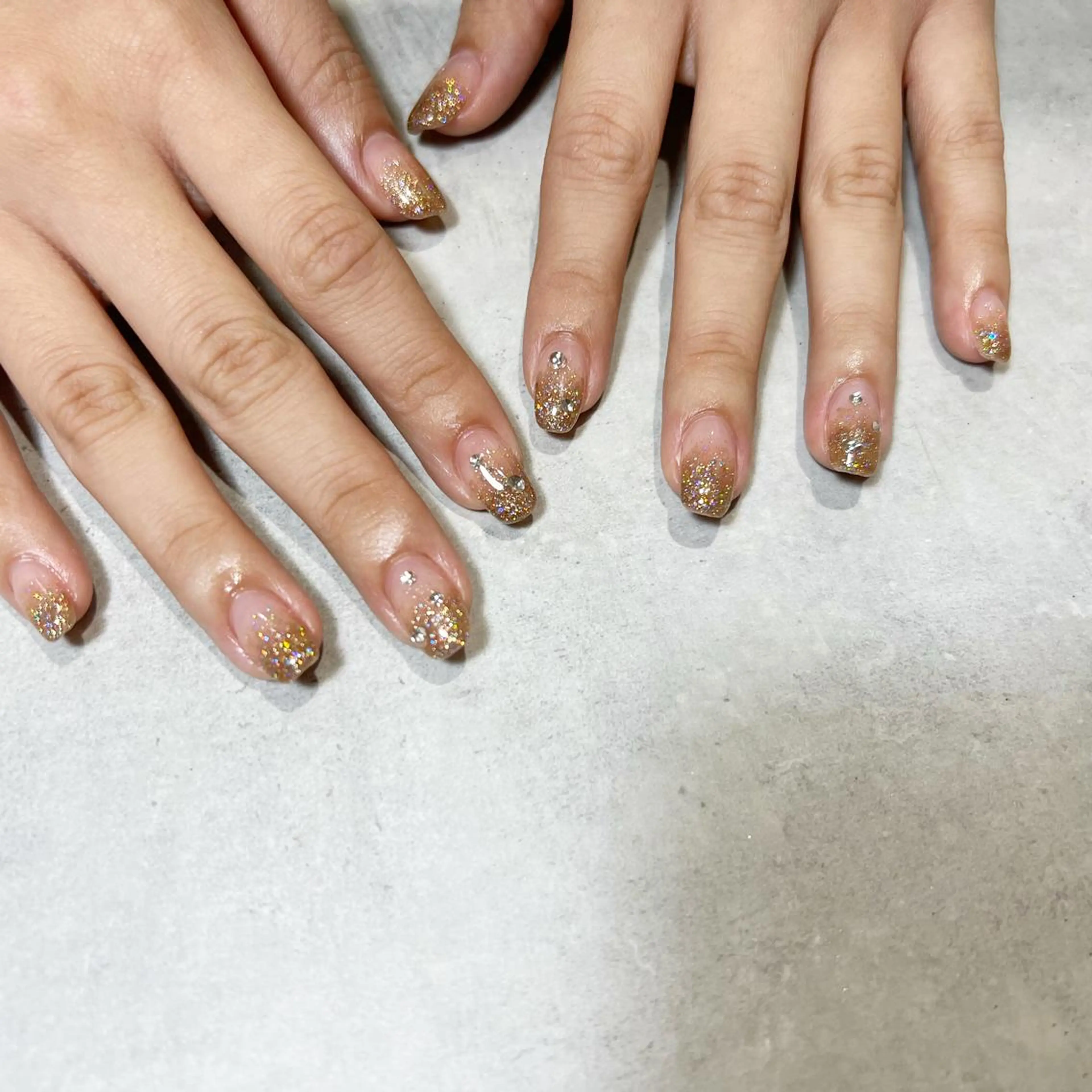 ネイル グラデーション ラメ(グリッター) ラメグラデーション ストーンネイル ハンドネイル A/gan nailsalon所属・A/gan nail salonのネイルデザイン