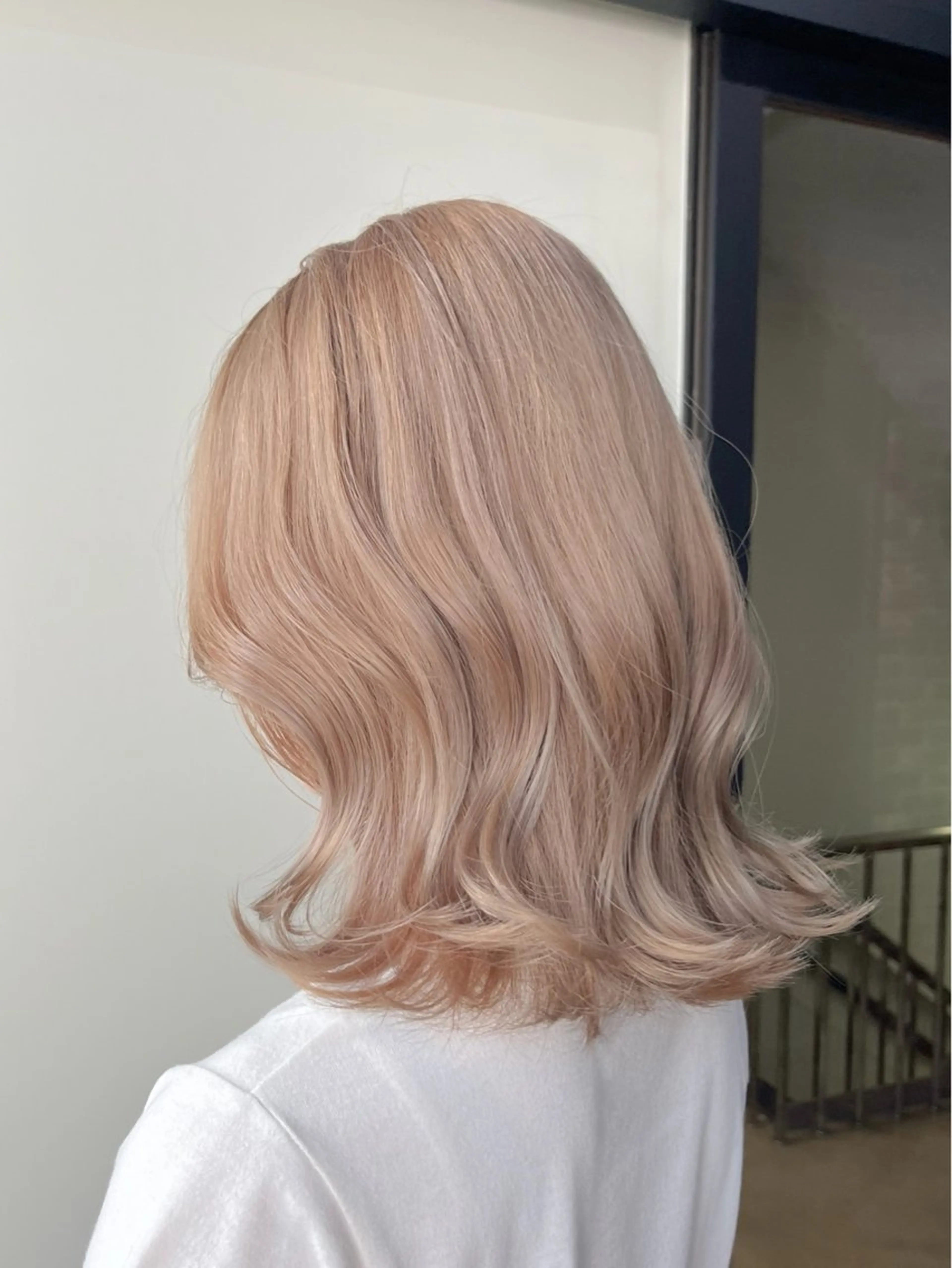 ミディアム カラー ベージュカラー ブロンド ハイトーンカラー ハイトーンベージュ ミルクティーベージュ ヘアカラー トリートメント ヘアセット 似合わせベージュ 🍯ayumi🍯のヘアスタイル