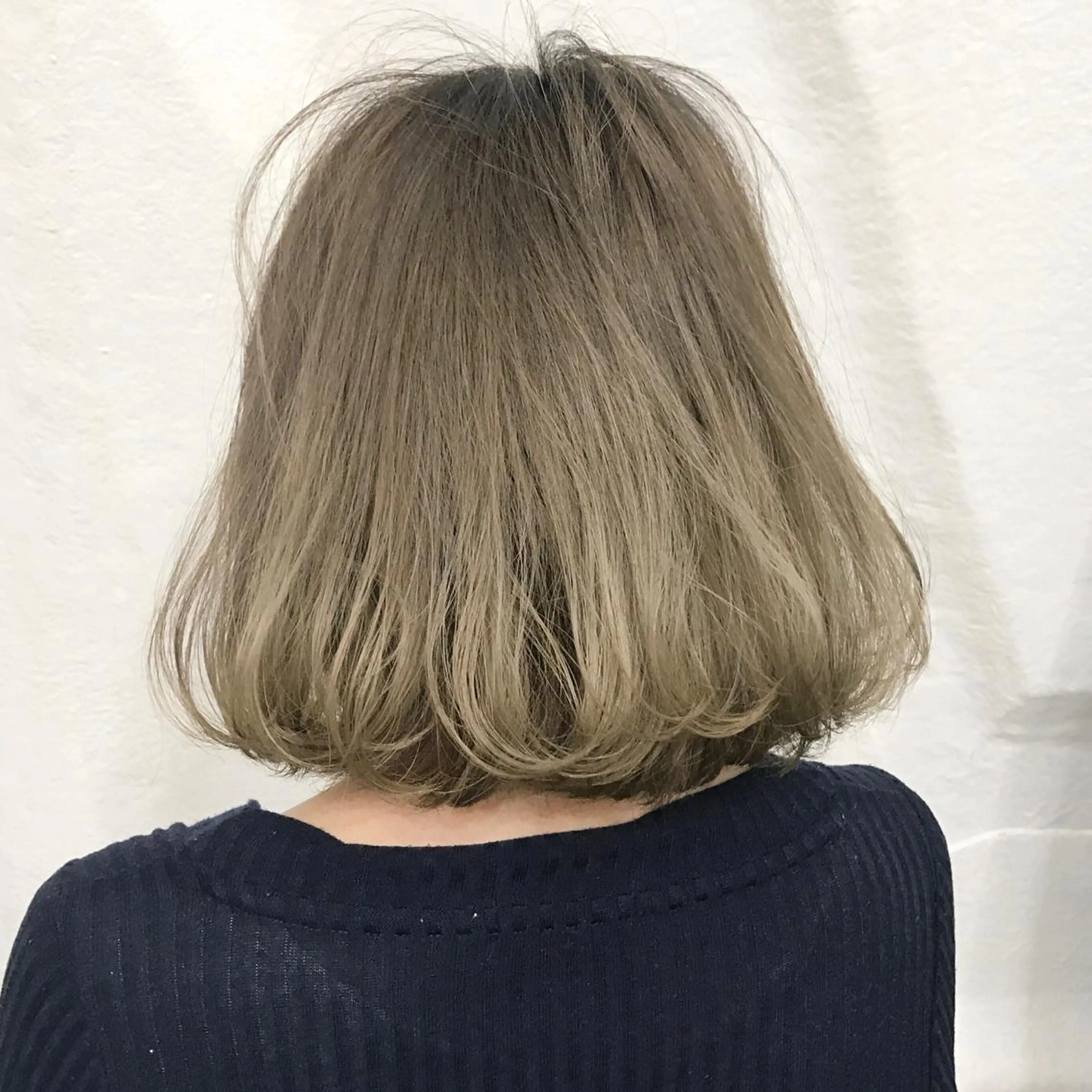 ショート カラー アッシュ ベージュカラー ブリーチ ホワイトアッシュ K-POP好き美容師 🇰🇷Kai.Yのヘアスタイル