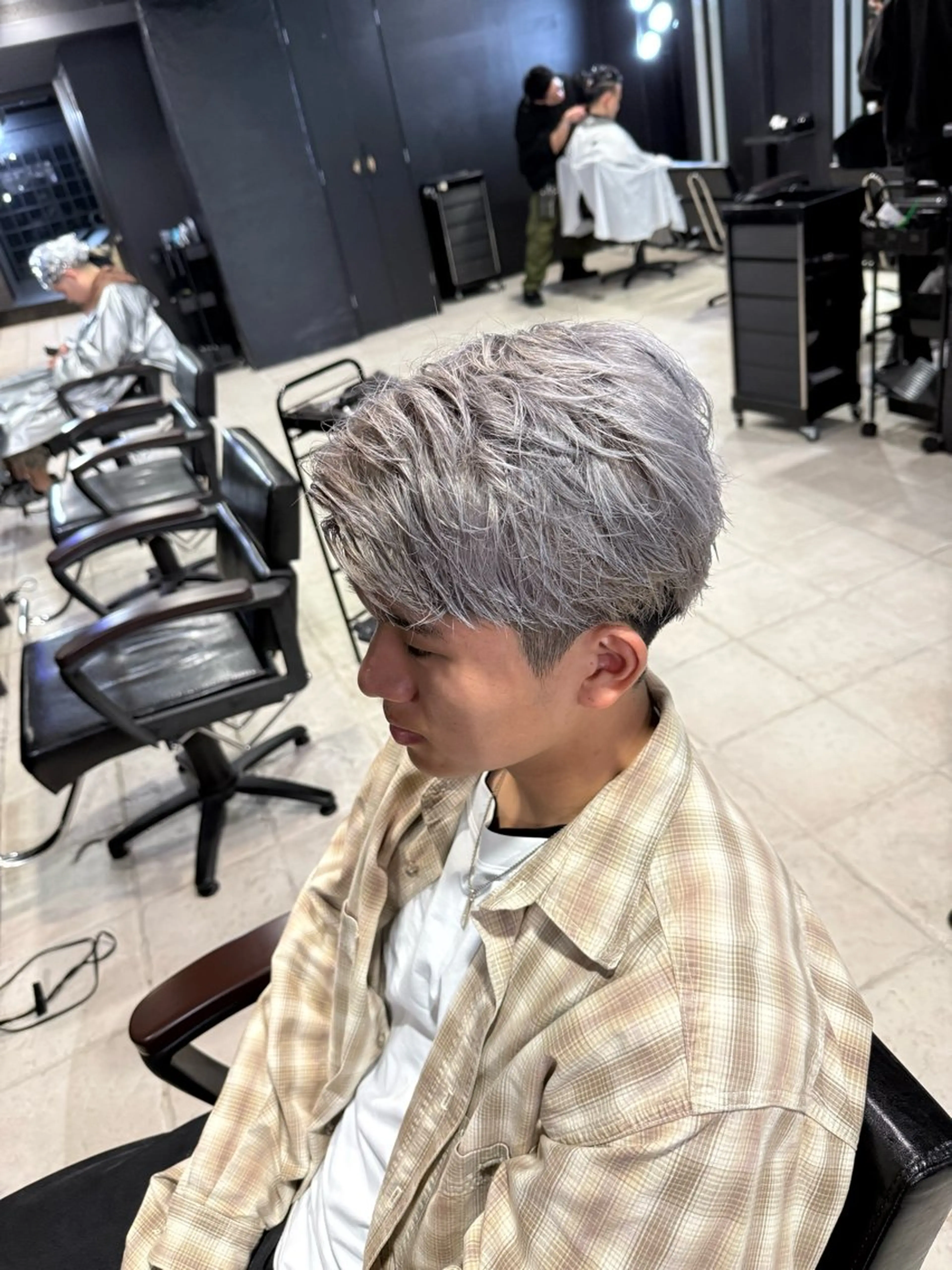 ショート パーマ メンズ アップバング メンズブリーチ ショートヘア カット ヘアカラー 【フェザーパーマ】 【縮毛矯正】鶴田文のヘアスタイル