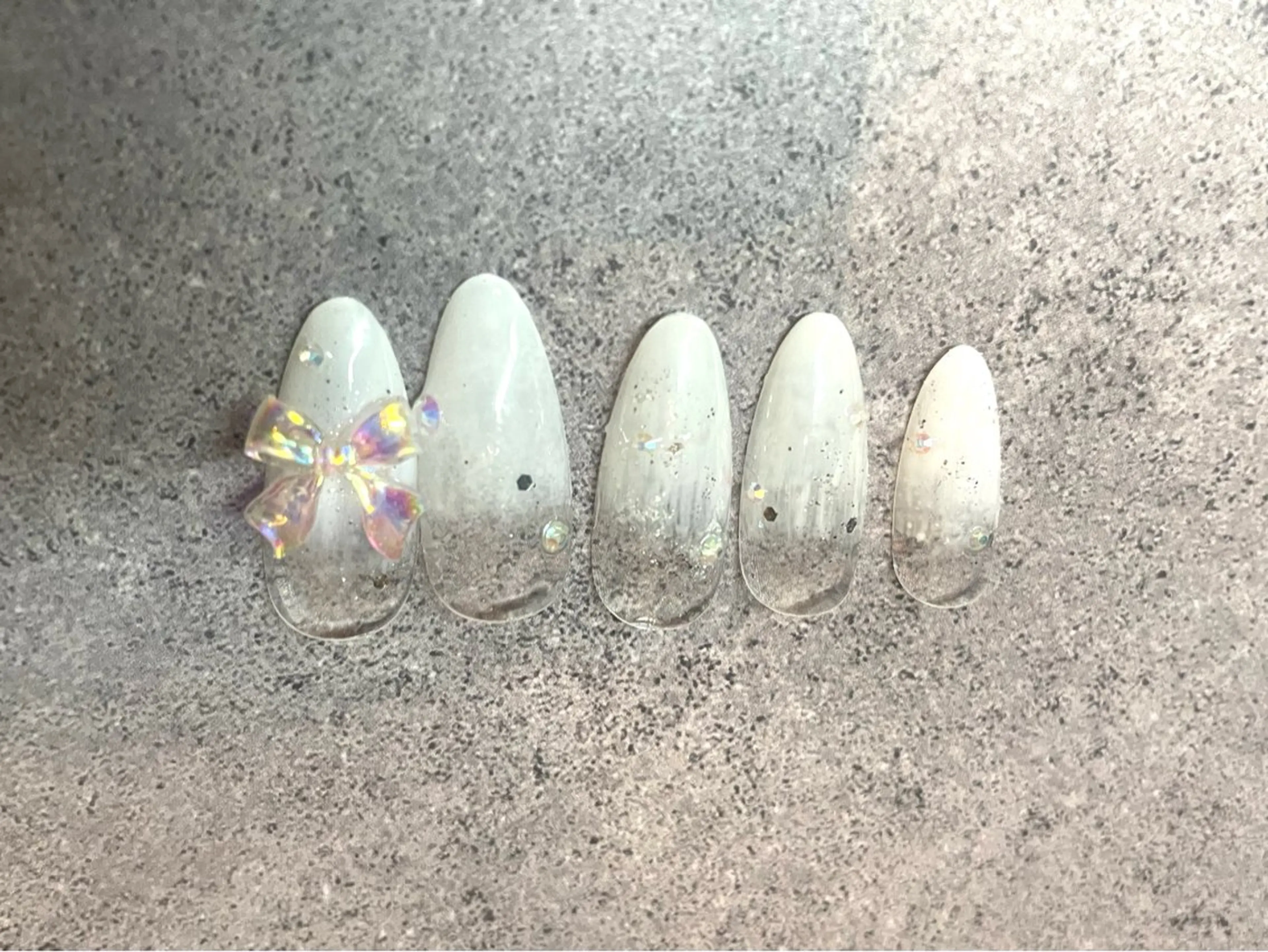 ホワイトグラデーション&ラメ　クリアオーロララインストーン⛄️おリボンパーツ🎀の写真