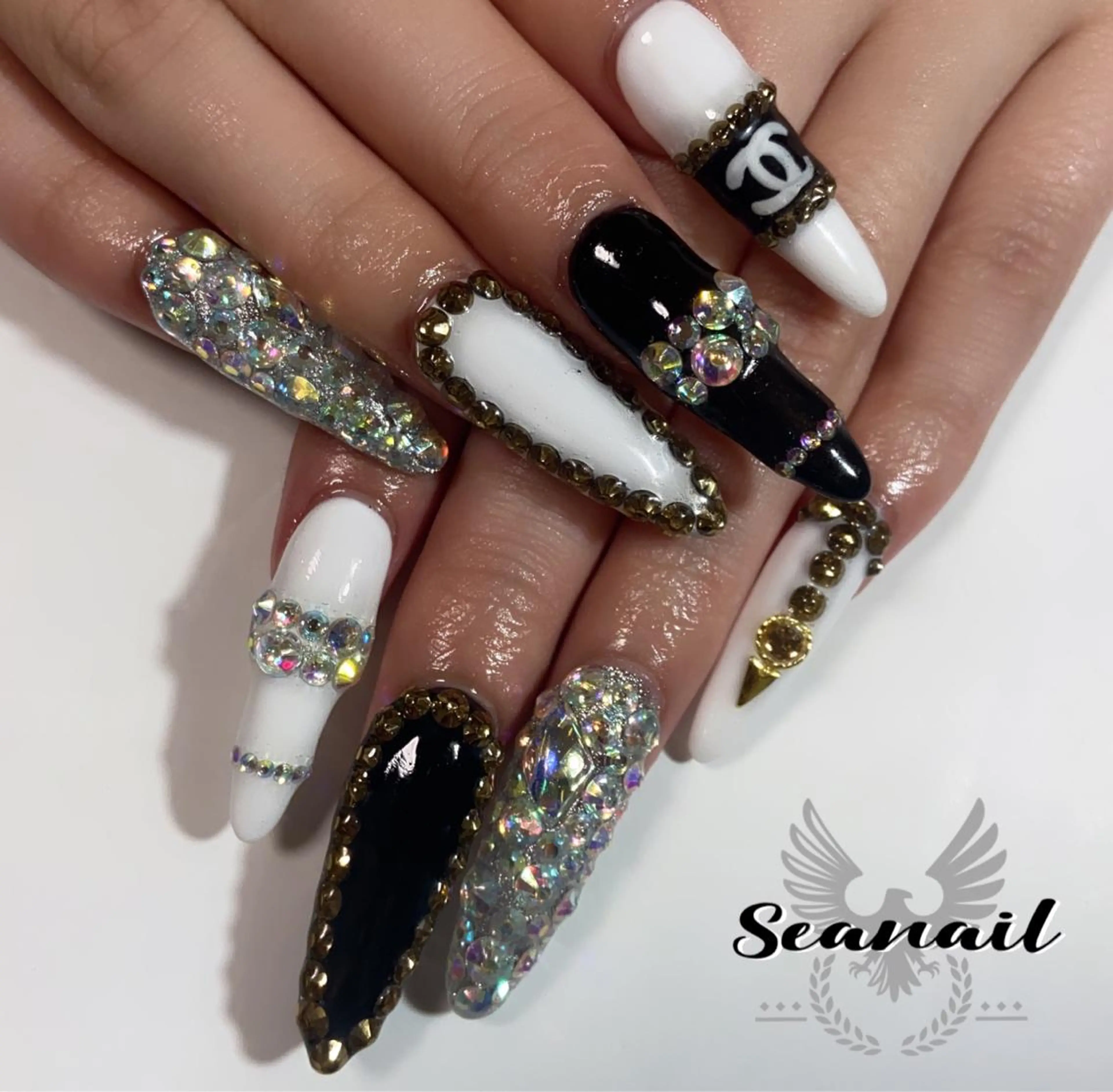 ネイル アートネイル フットネイル ジェルネイル キラキラネイル ロングネイル 小尾 栞のネイルデザイン