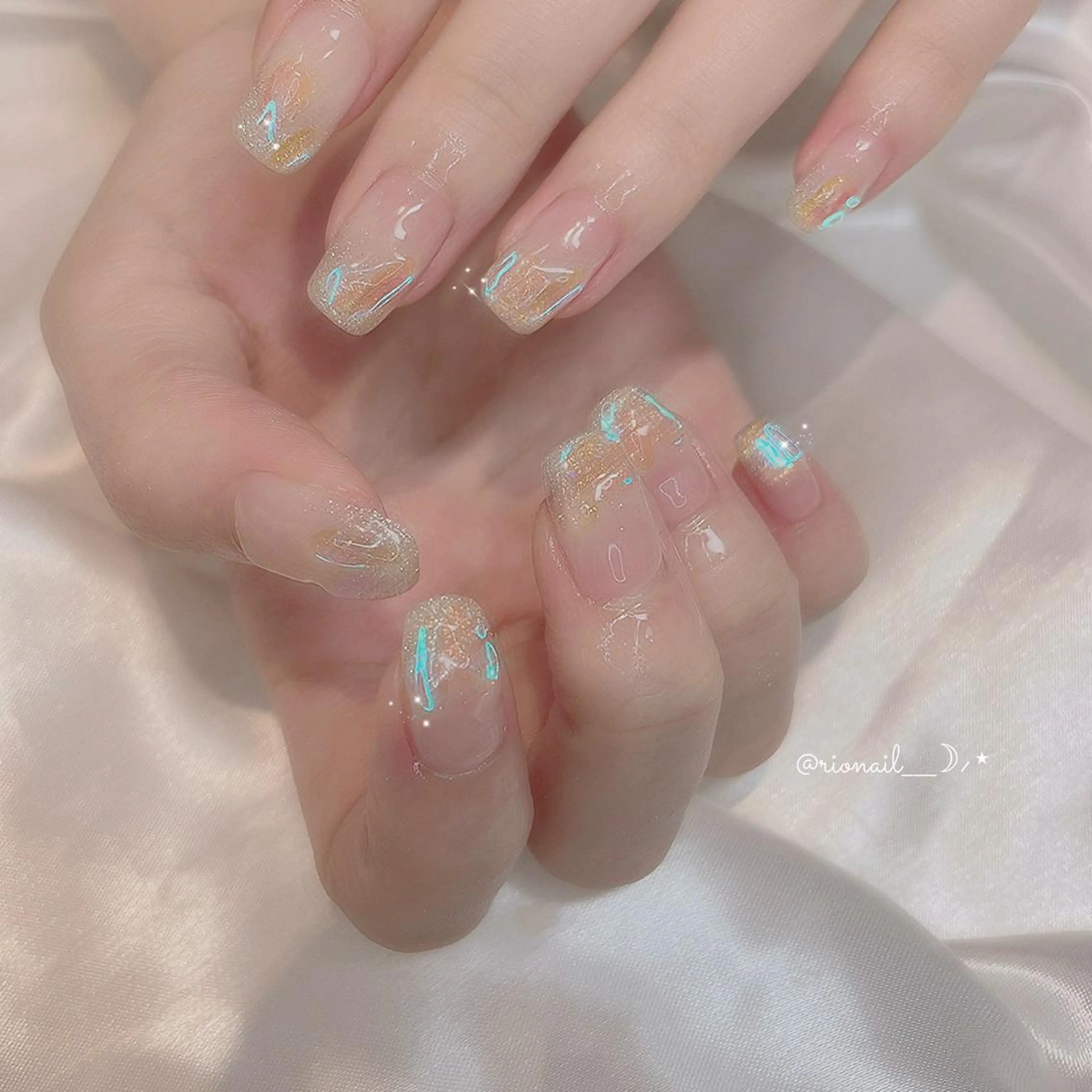 ネイル 𝘙𝘪𝘰𝘯𝘢 ...🕯🤍のネイルデザイン