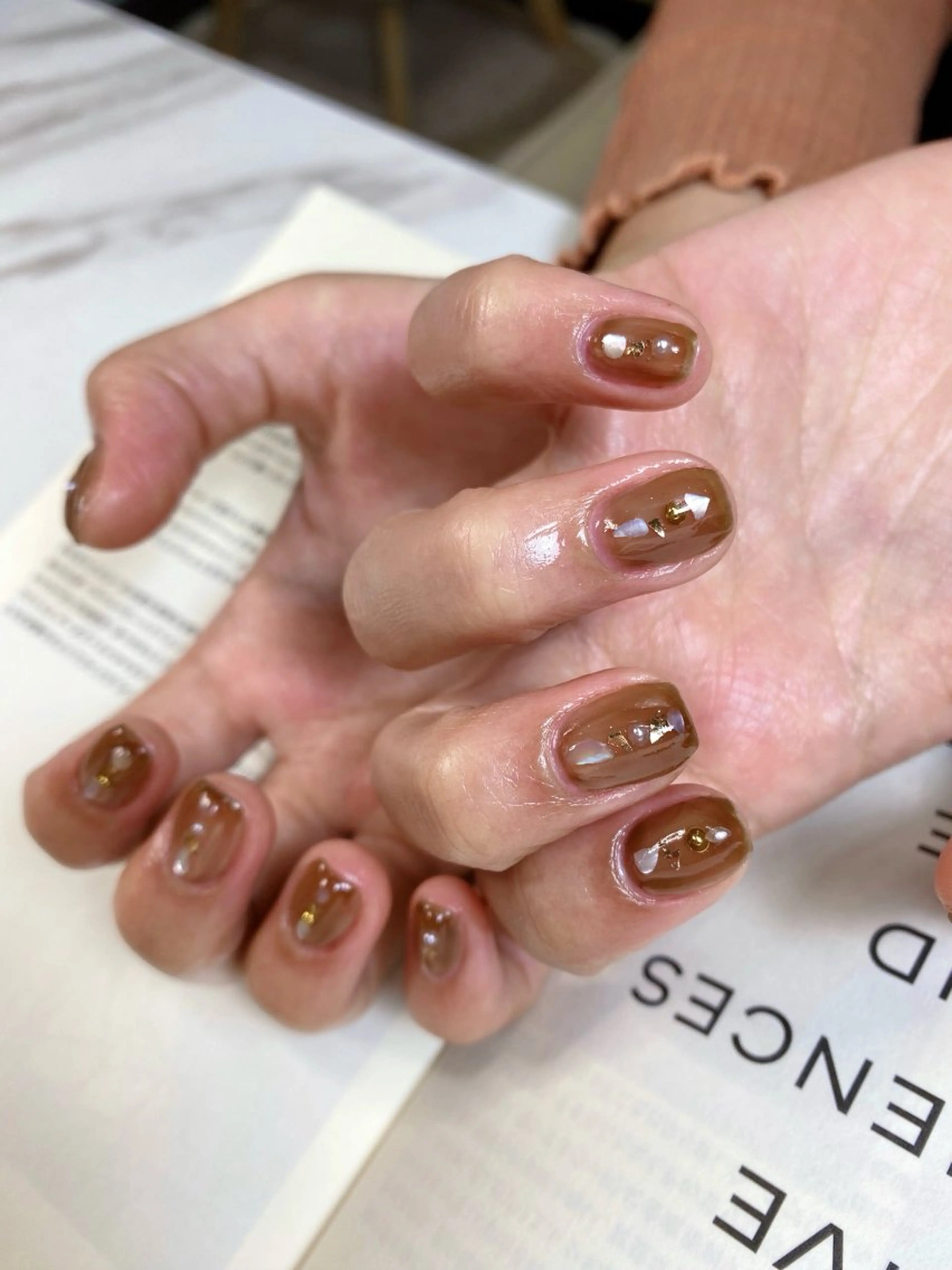 ネイル ブラウン ニュアンスネイル ぷっくりネイル iro+ nailのネイルデザイン