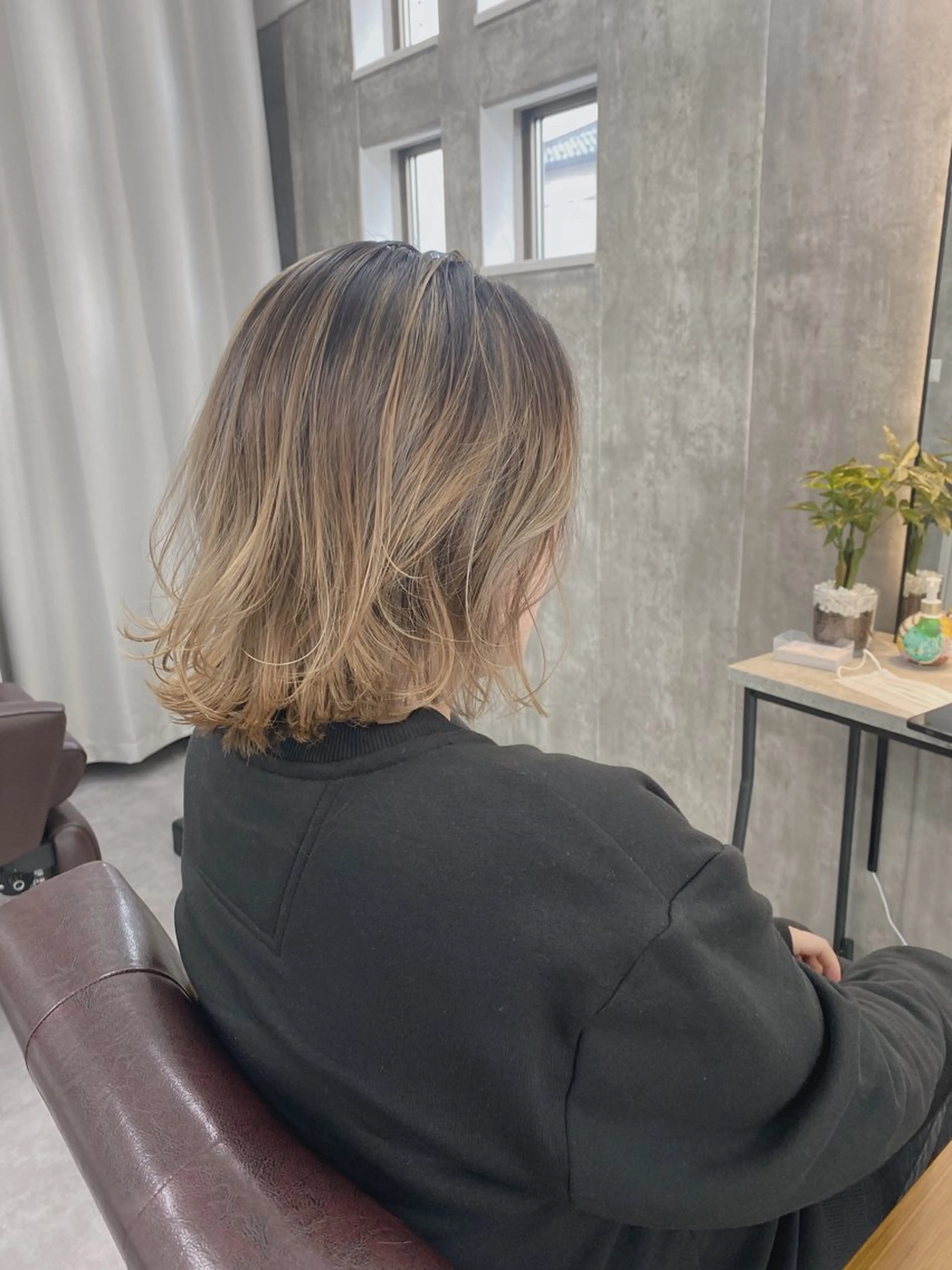 ミディアム カラー バレイヤージュ 透明感カラー ハイライトカラー 外国人風カラー ハイライト 1席のみの 美容室IKKIのヘアスタイル