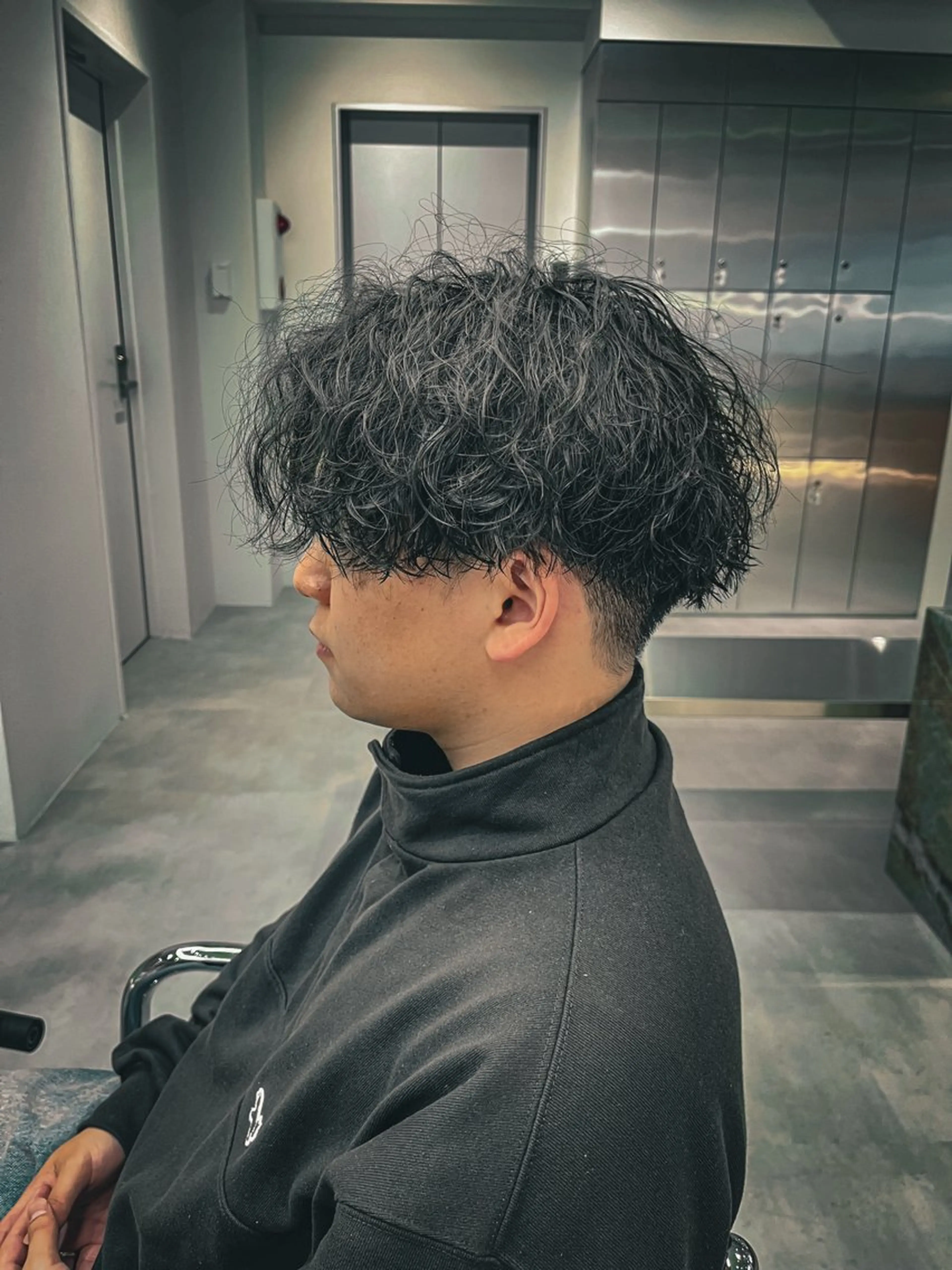 ショート ⚡メンズパーマフ ェードカットTomyのヘアスタイル