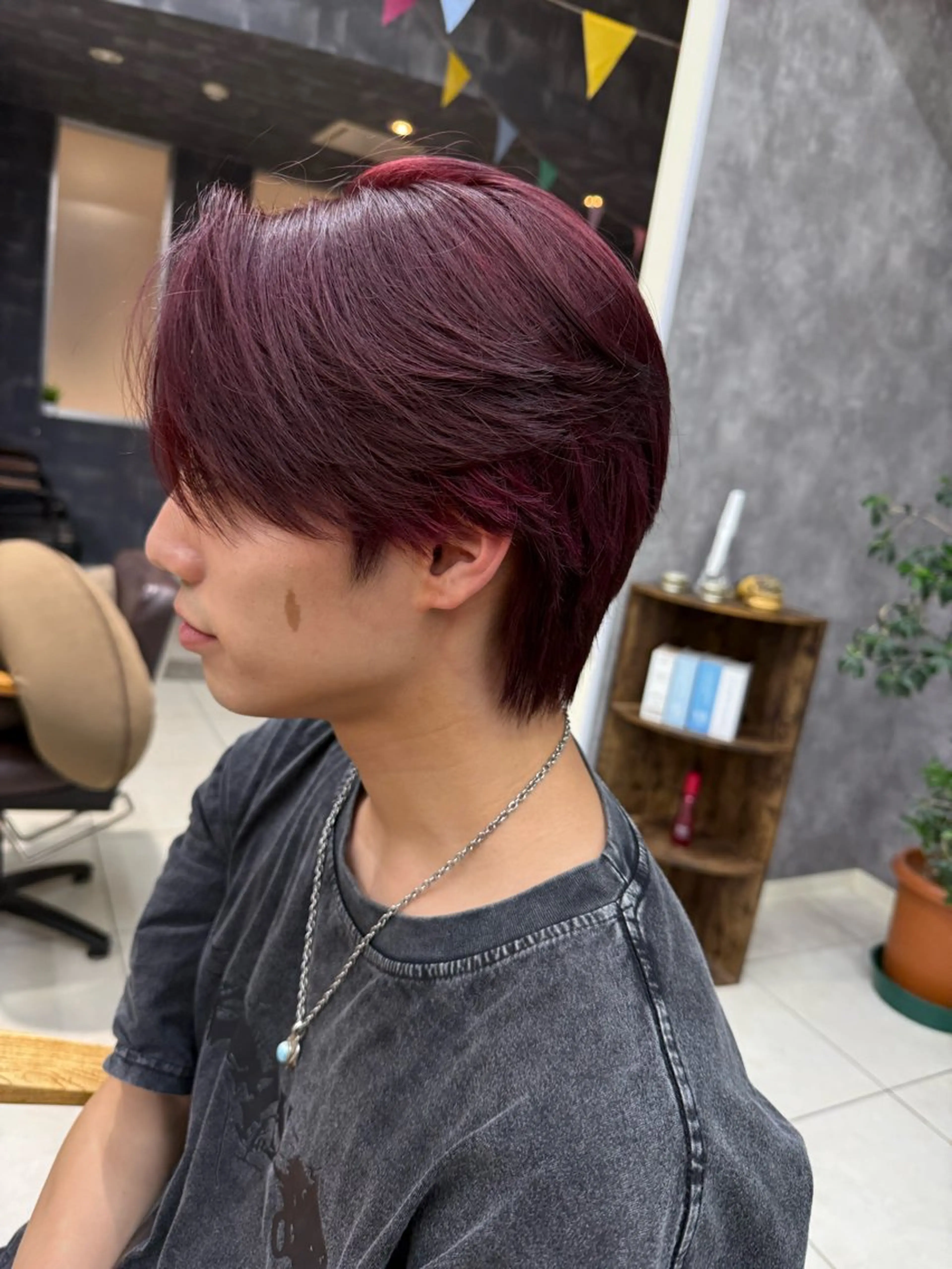 カラー メンズ メンズブリーチ ブリーチ ボルドーカラー レッドカラー Laulu 佐藤壮也のヘアスタイル