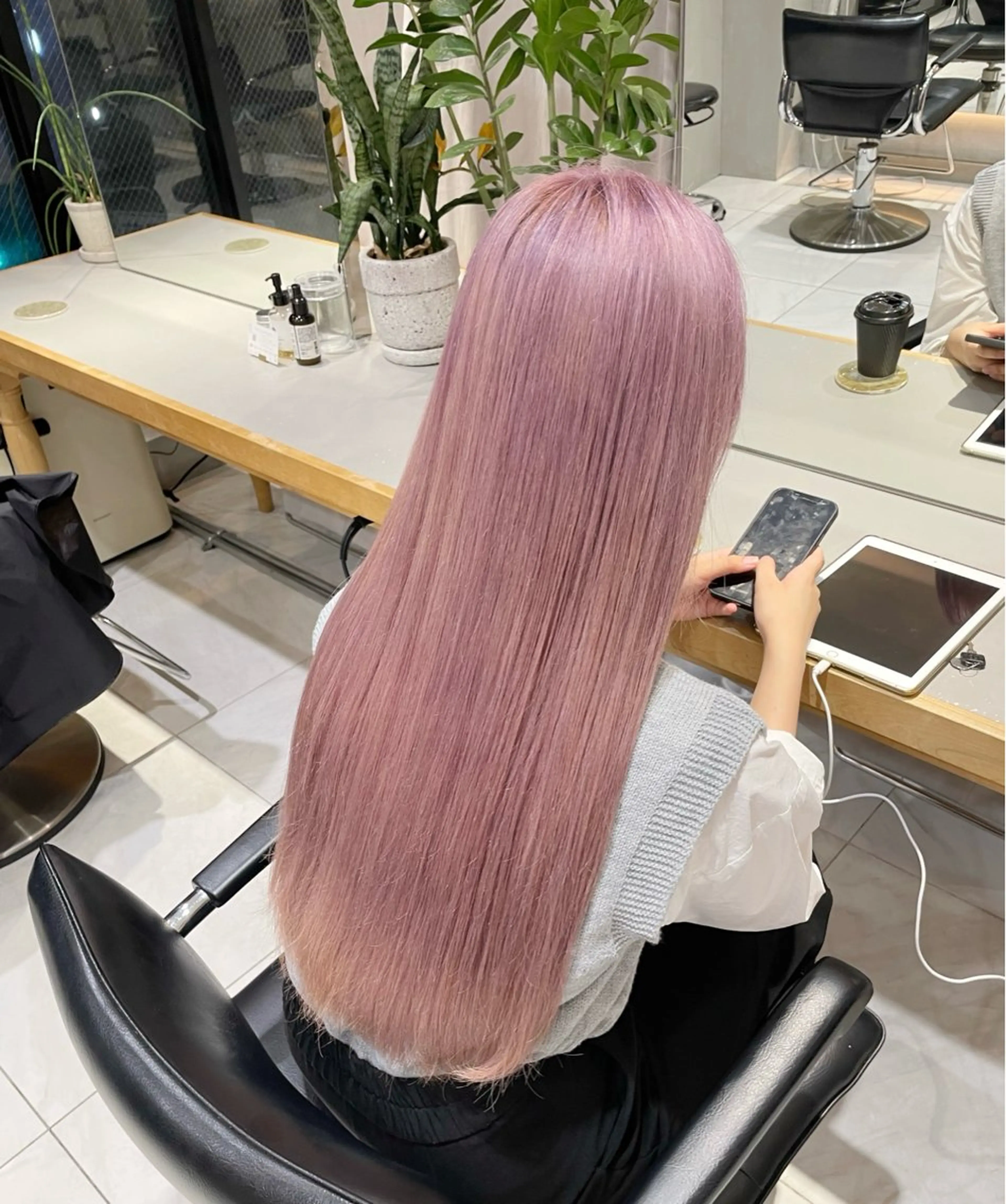 ロング カラー ヘアアレンジ ブリーチ ピンクカラー ホワイトピンク ヘアカラー トリートメント ヘアセット 艶髪/レイヤーカット 🐣misakiのヘアスタイル