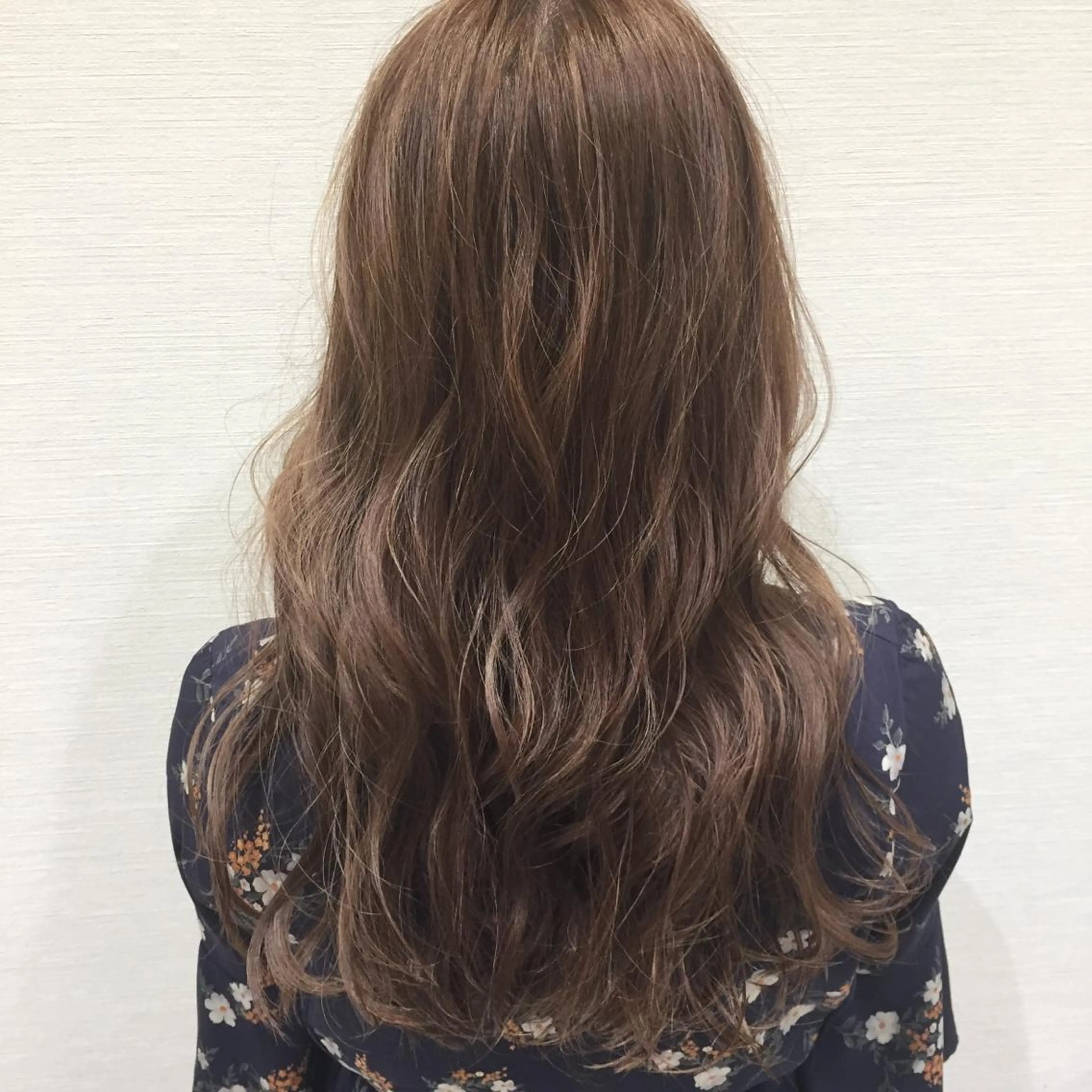 カラー グレージュ 赤阪 優奈のヘアスタイル