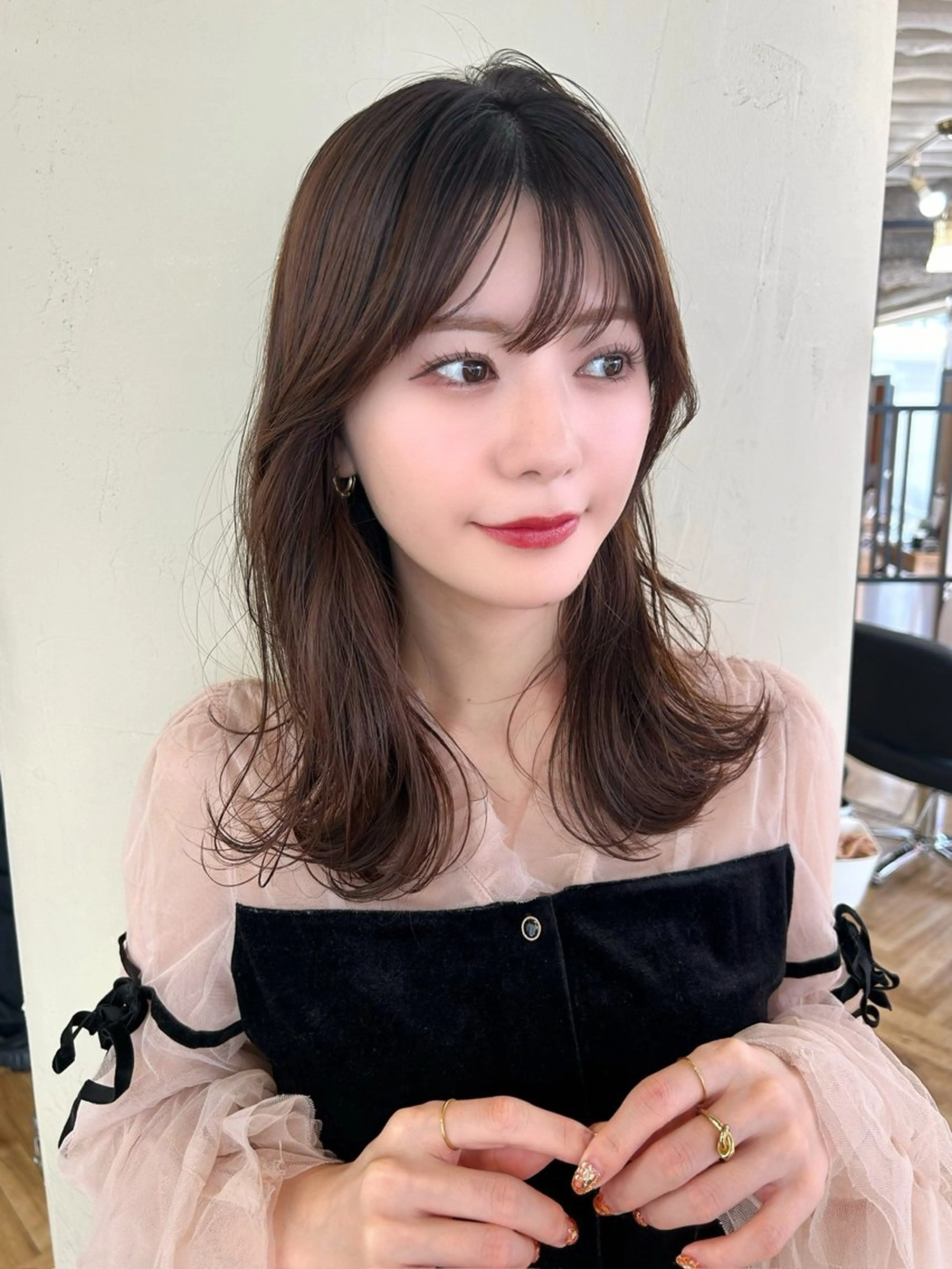 ミディアム カラー ブラウンカラー ショコラブラウン くびれヘア レイヤーカット 小顔カット カット ヘアカラー トリートメント 藤間 帆乃夏（とうまほのかのヘアスタイル