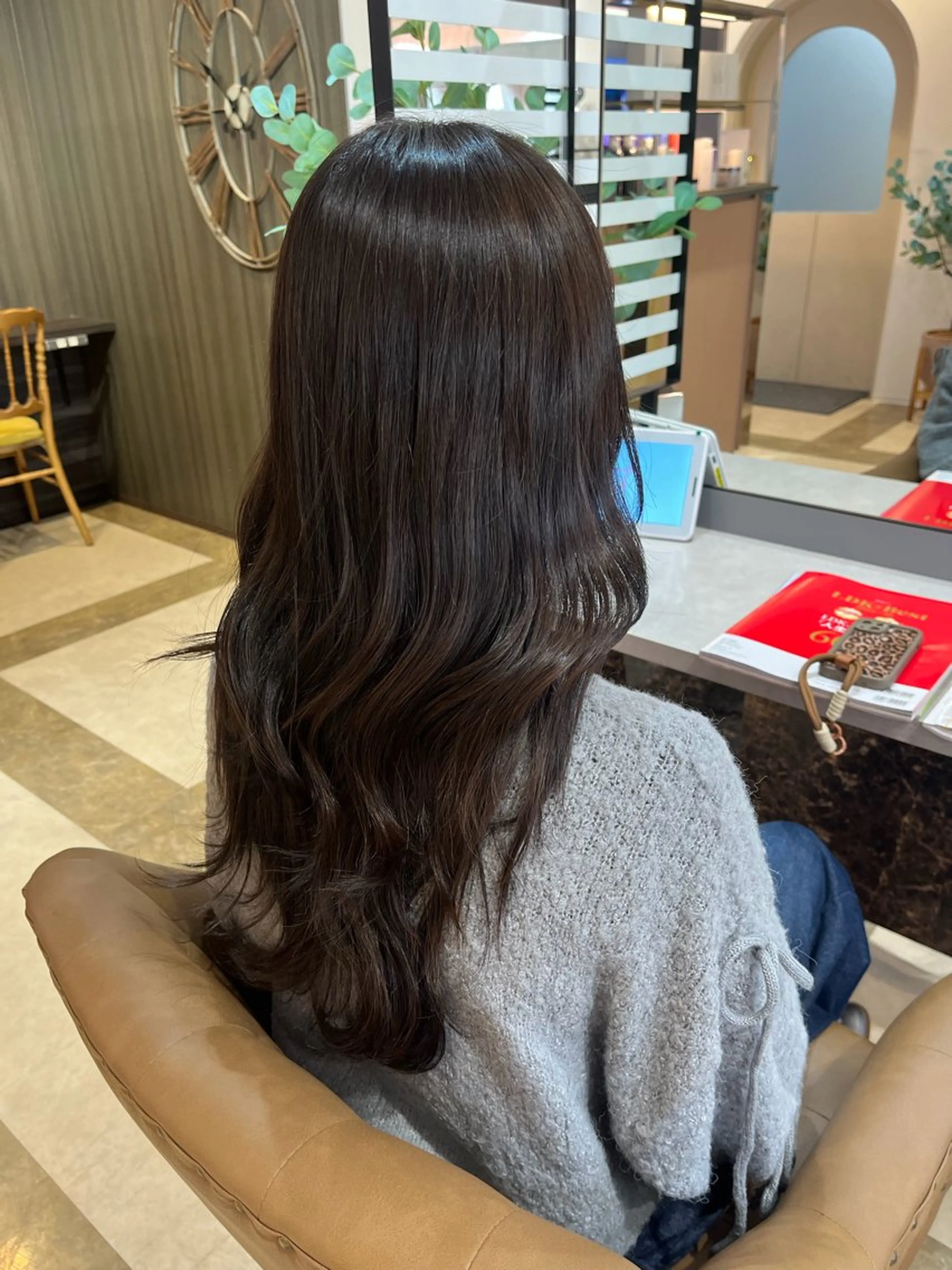 ロング カラー アッシュ アッシュグレー アッシュグレージュ ブリーチ グレージュ 鳥見 若菜のヘアスタイル