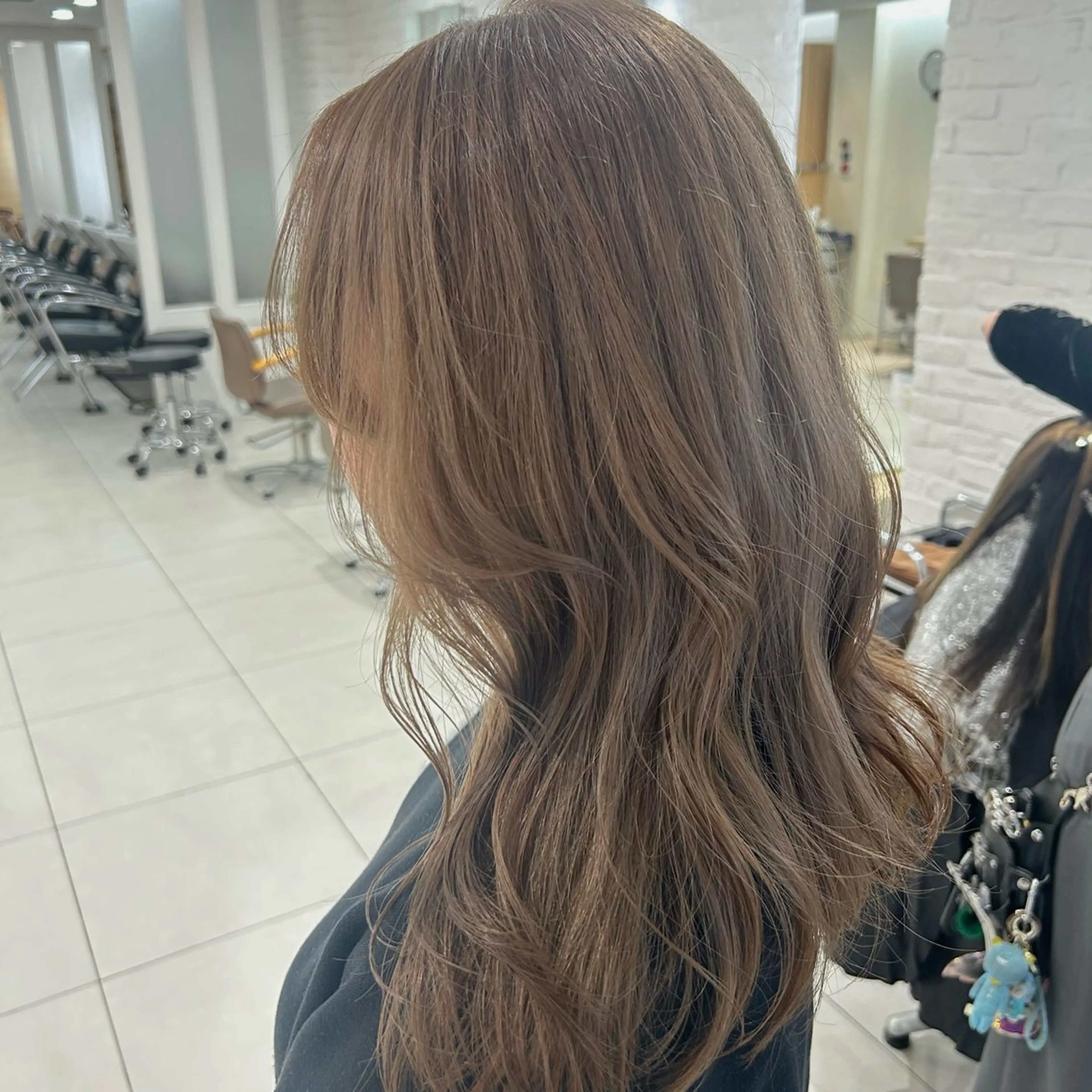 ロング 🍂透明感ベージュ カラー🍂森部杏菜のヘアスタイル