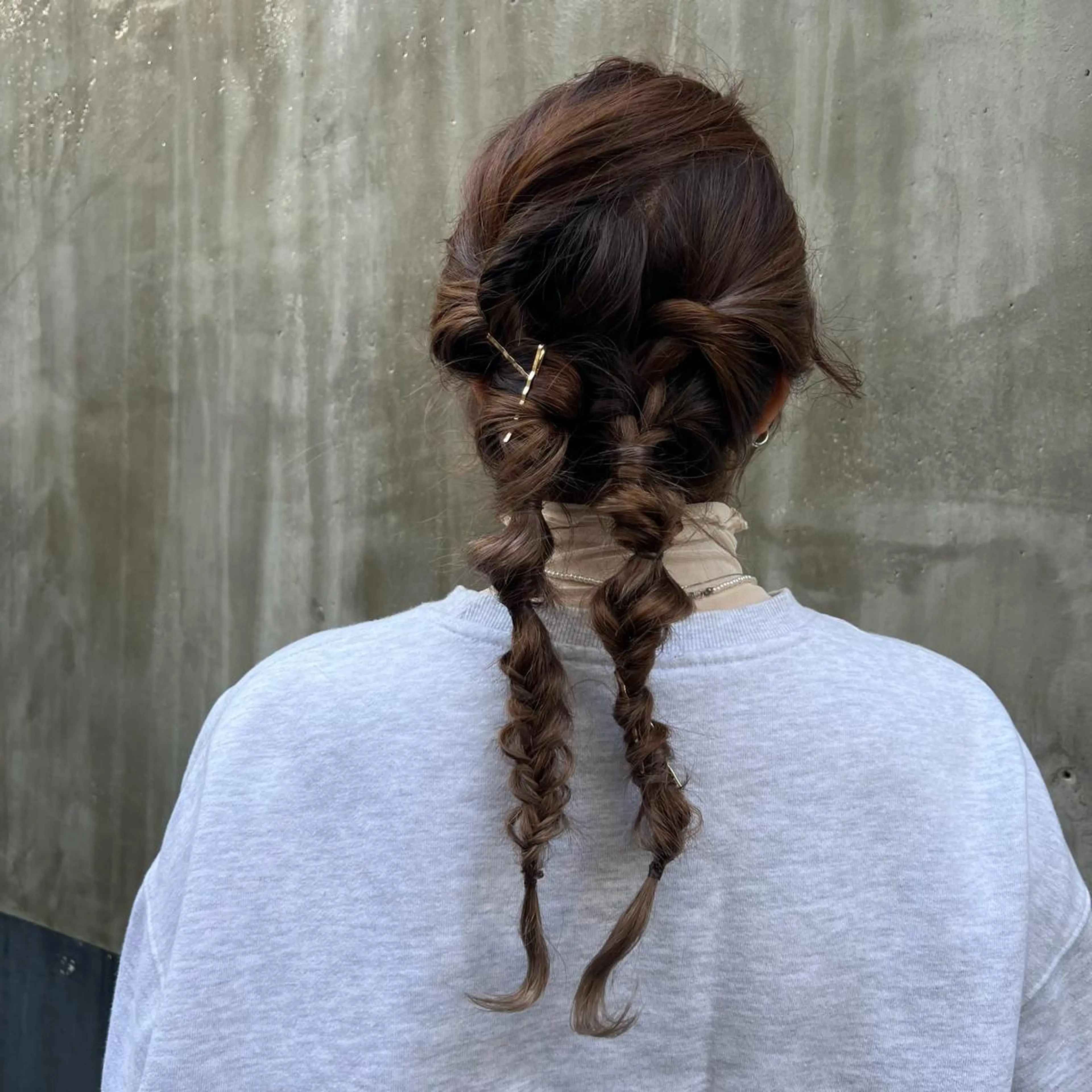 セミロング カラー ヘアアレンジ ツインテール 🍇おぐら めぐみ🍇のヘアスタイル