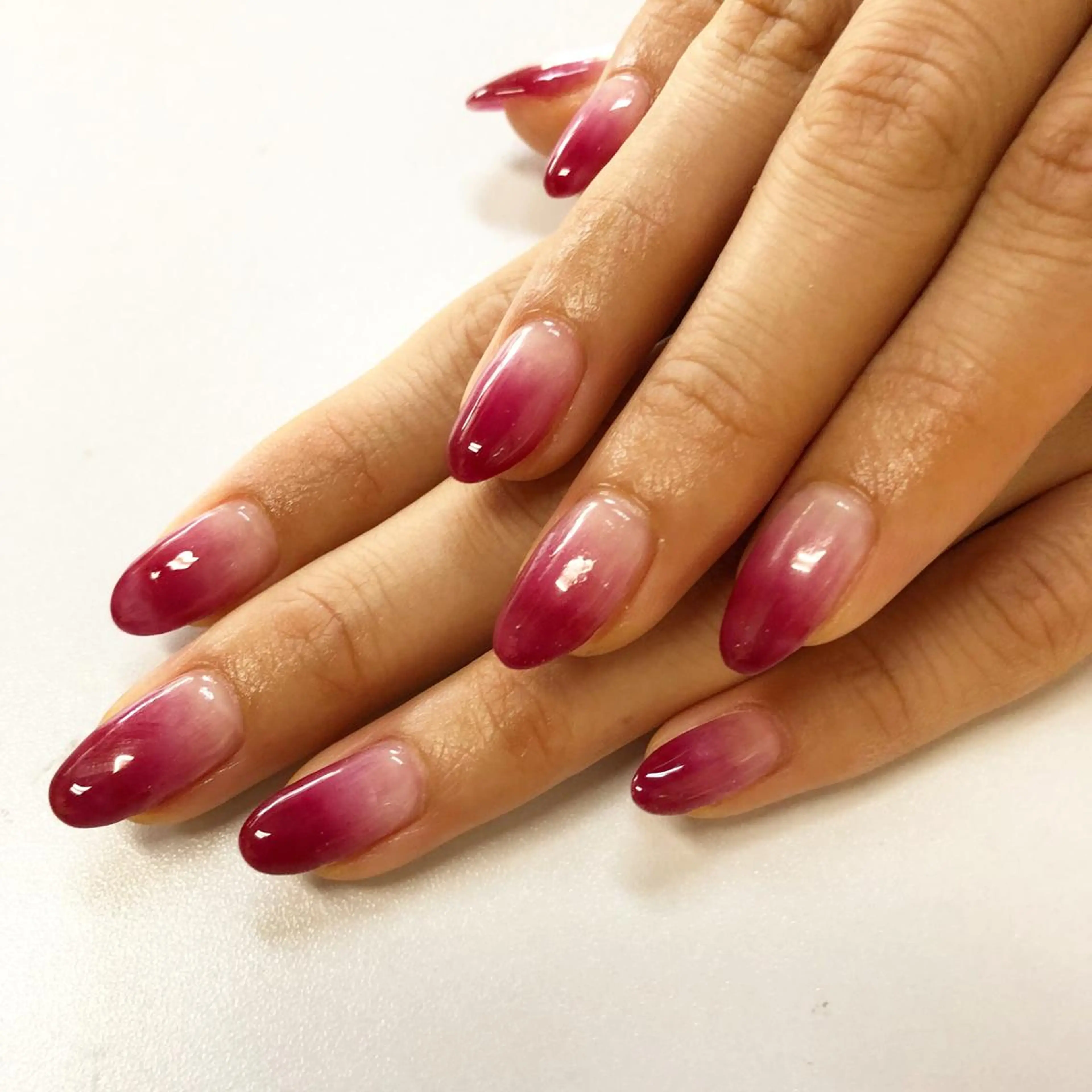 ネイル マツエク・マツパ グラデーション 赤色 esNail&eye イーズネイル＆アイのネイルデザイン