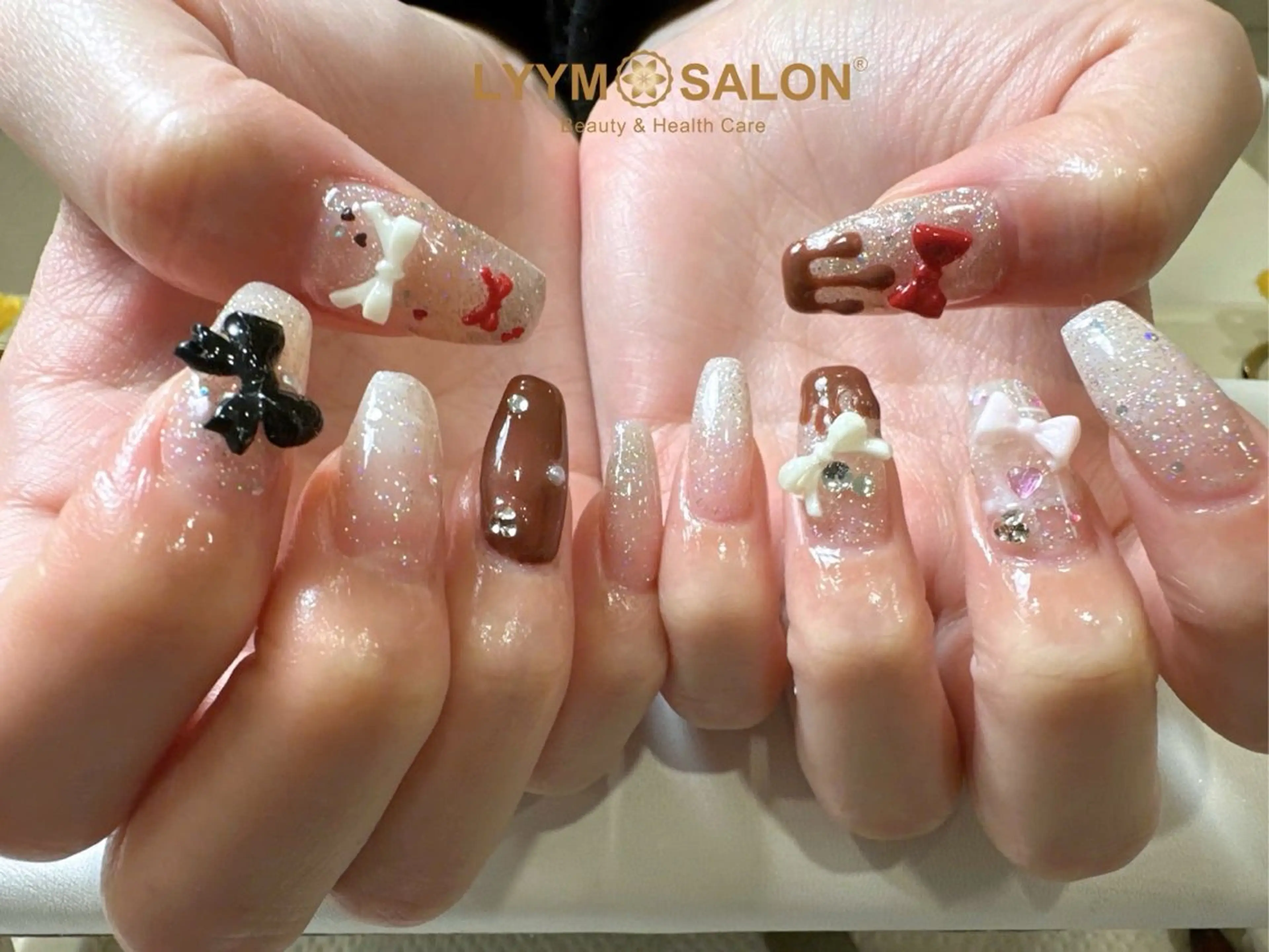 ネイル ガーリー キラキラネイル ラメ(グリッター) リボン ハンドネイル LYYM Salonのネイルデザイン