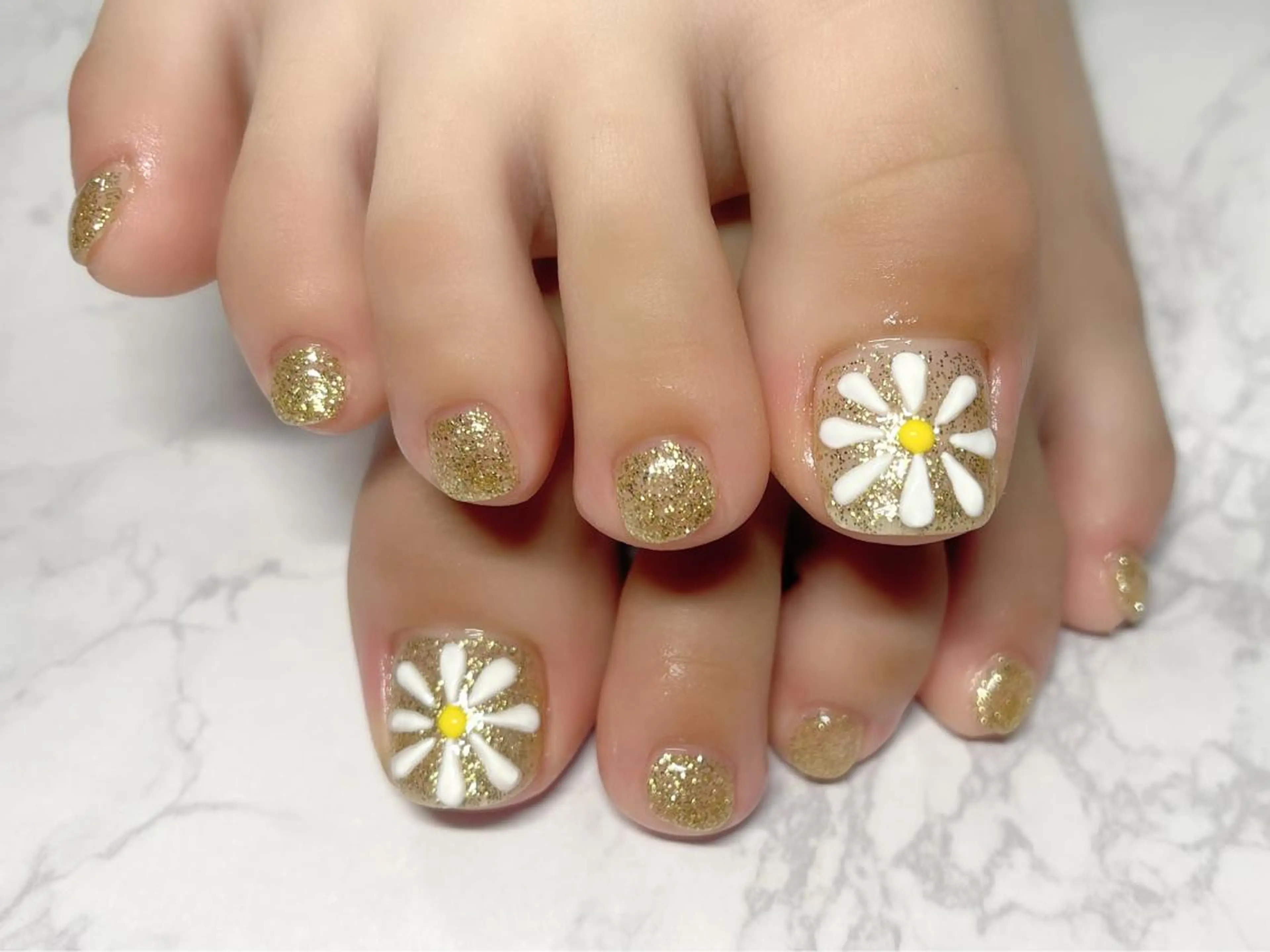 ネイル アートネイル ゴールド ラメ(グリッター) ぷっくりネイル フットネイル Nail Salon KURELLYのネイルデザイン
