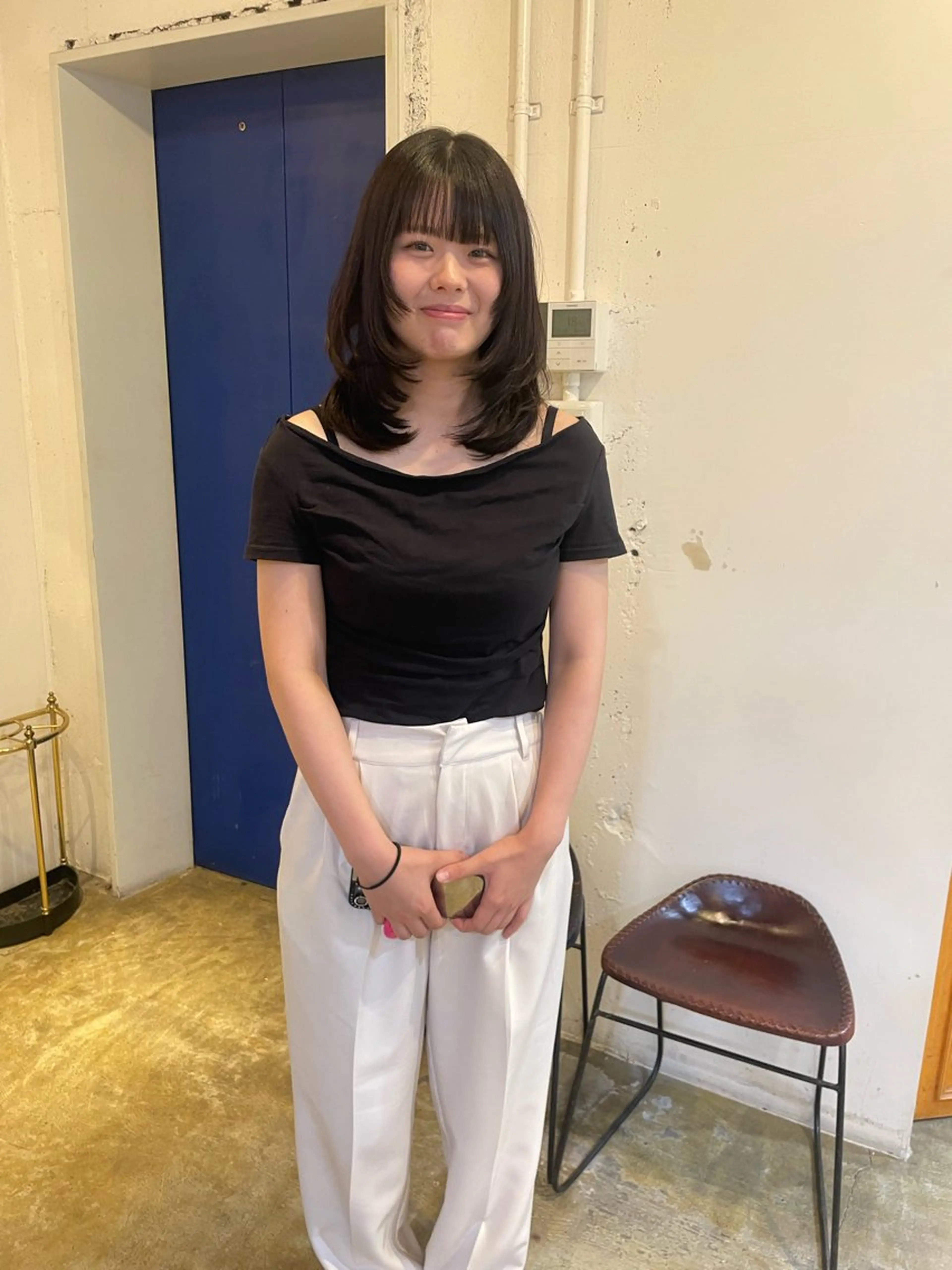 ミディアム カラー ダークグレー レイヤーカット カット ヘアカラー トリートメント MIOベージュカラー 柔らかいカラーのヘアスタイル