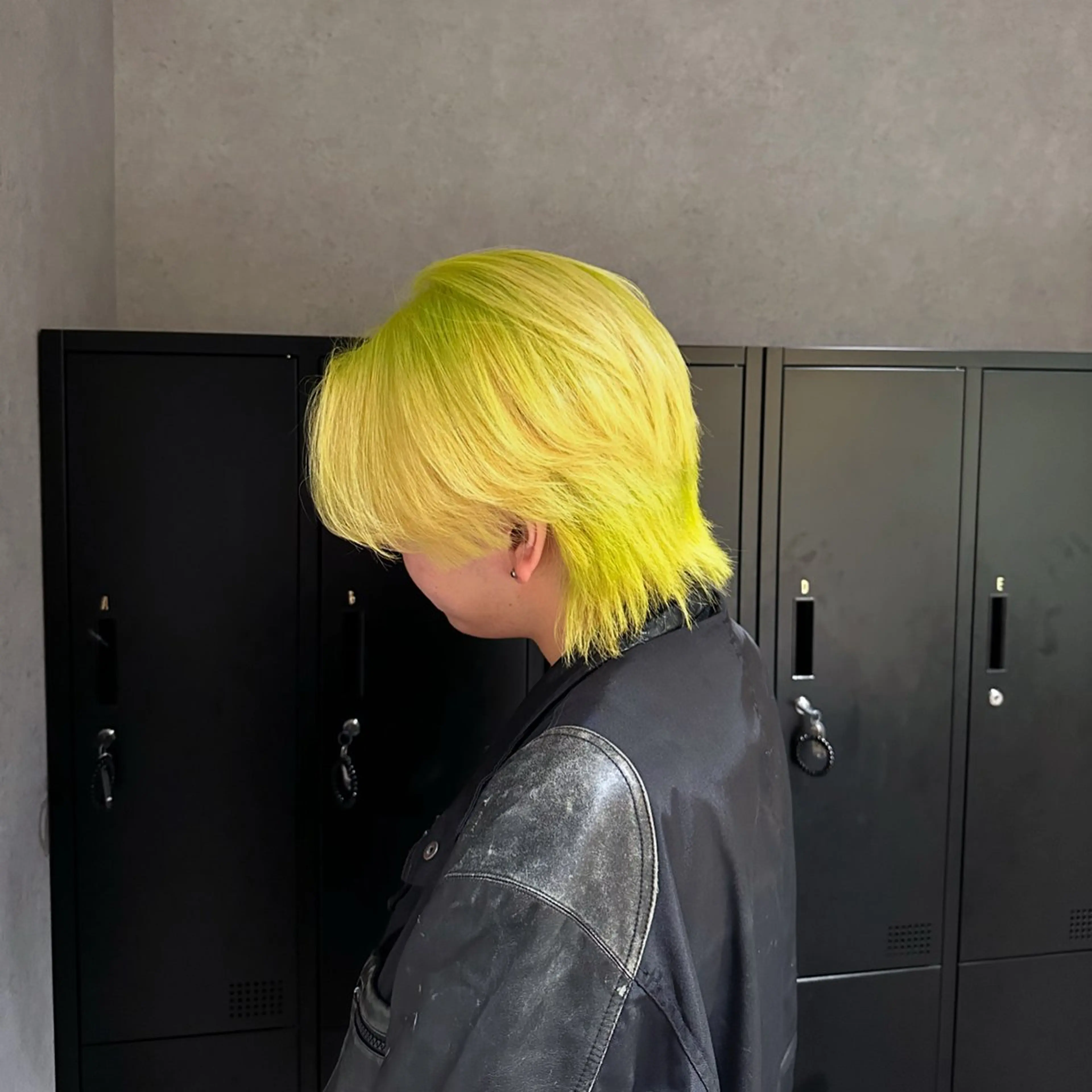 カラー メンズ メンズブリーチ ブリーチ カット ヘアカラー SALOWIN広島所属・ブリーチカラー/ ベージュ/SARAのヘアスタイル