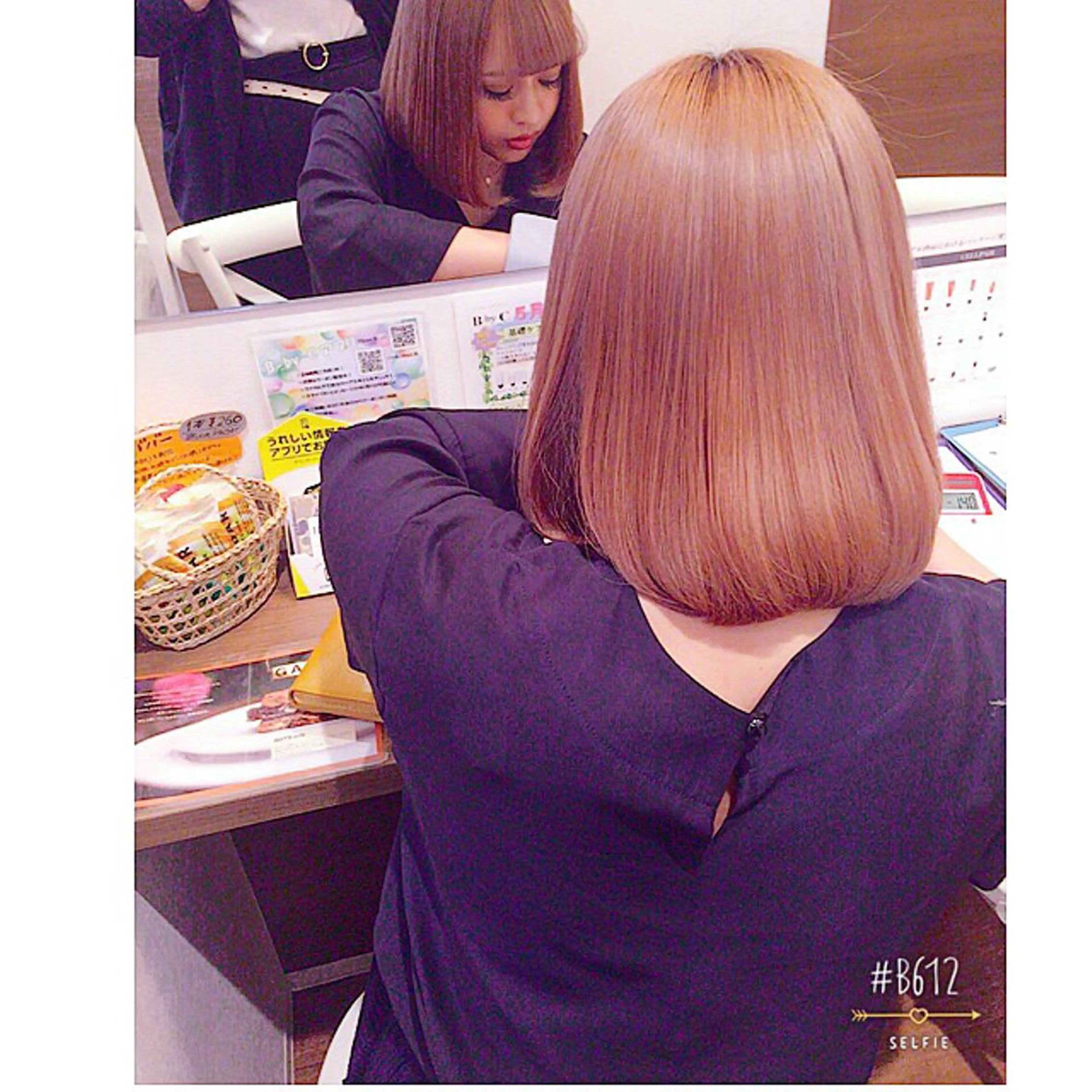 ミディアム カラー ヘアアレンジ ベージュカラー ブリーチ バイオレットカラー 透明感♡︎♡︎ 佐々木早苗のヘアスタイル