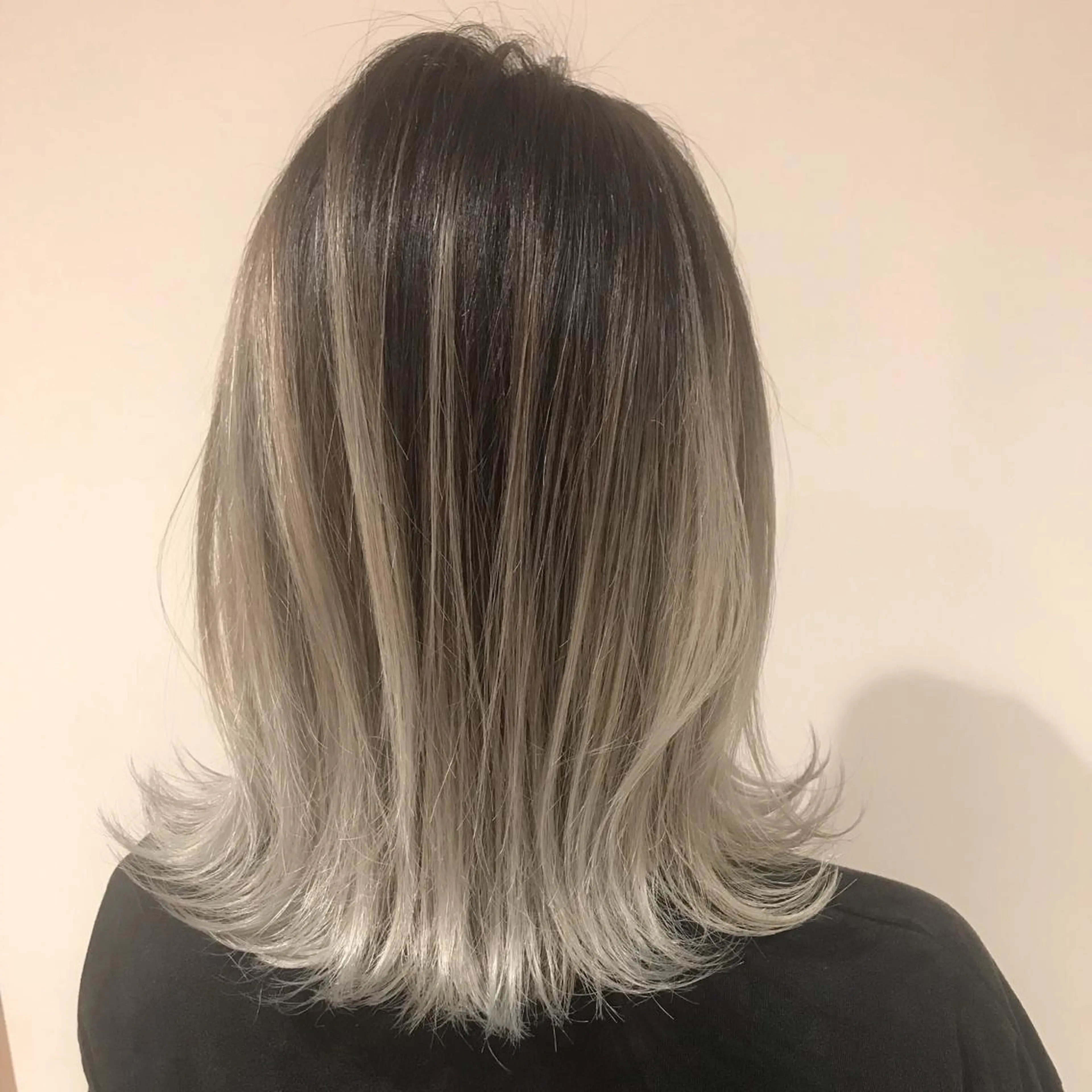 ショート カラー アッシュ アッシュグレー アッシュグレージュ バレイヤージュ ブリーチ AMI Hair  supply所属・髪質改善カラー韓国風 レイヤーtudaのヘアスタイル