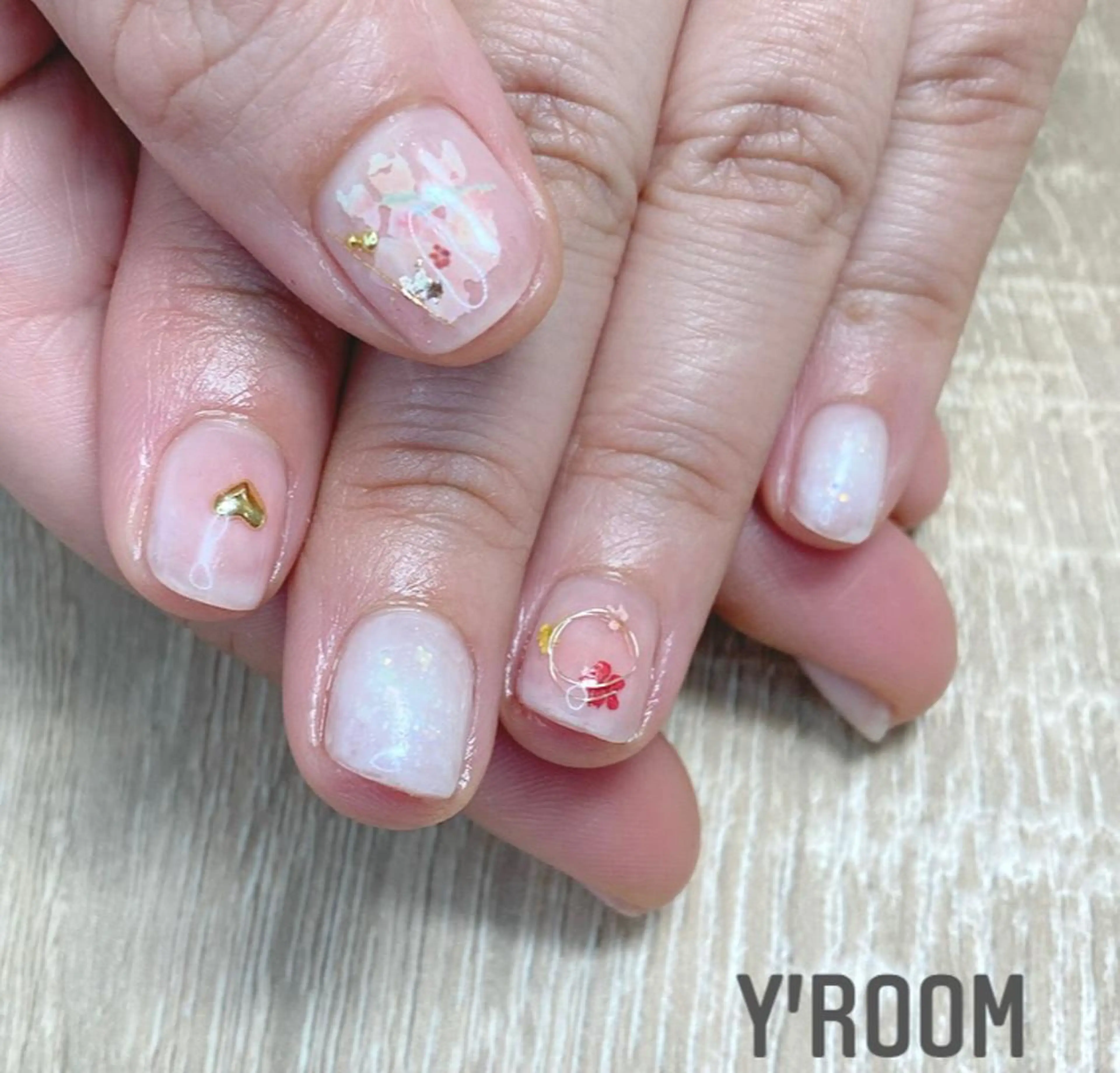 ネイル オーロラネイル チークネイル フラッシュネイル ジェルネイル グラデーション ハンドネイル YUKA （ネイリスト）のネイルデザイン