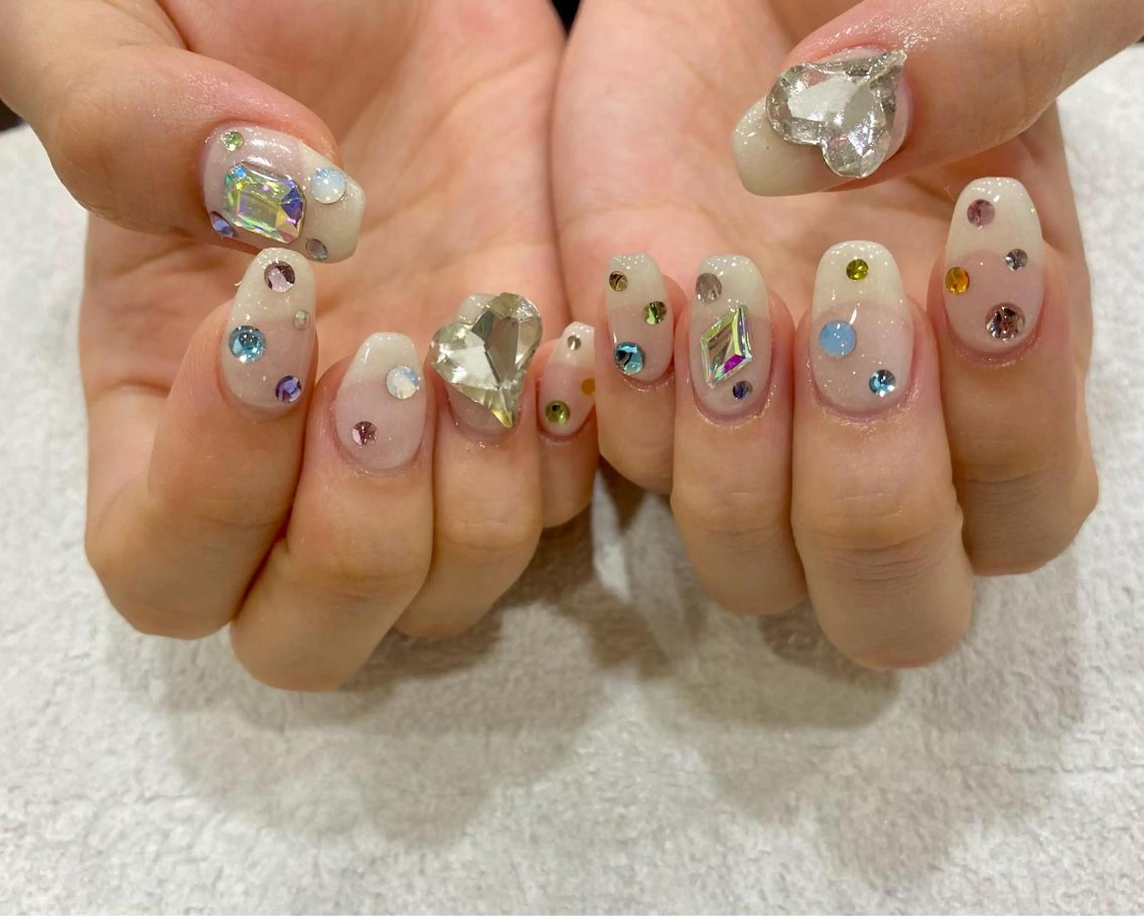 ネイル ハート 持ち込み ストーンネイル 安藤 彩乃のネイルデザイン