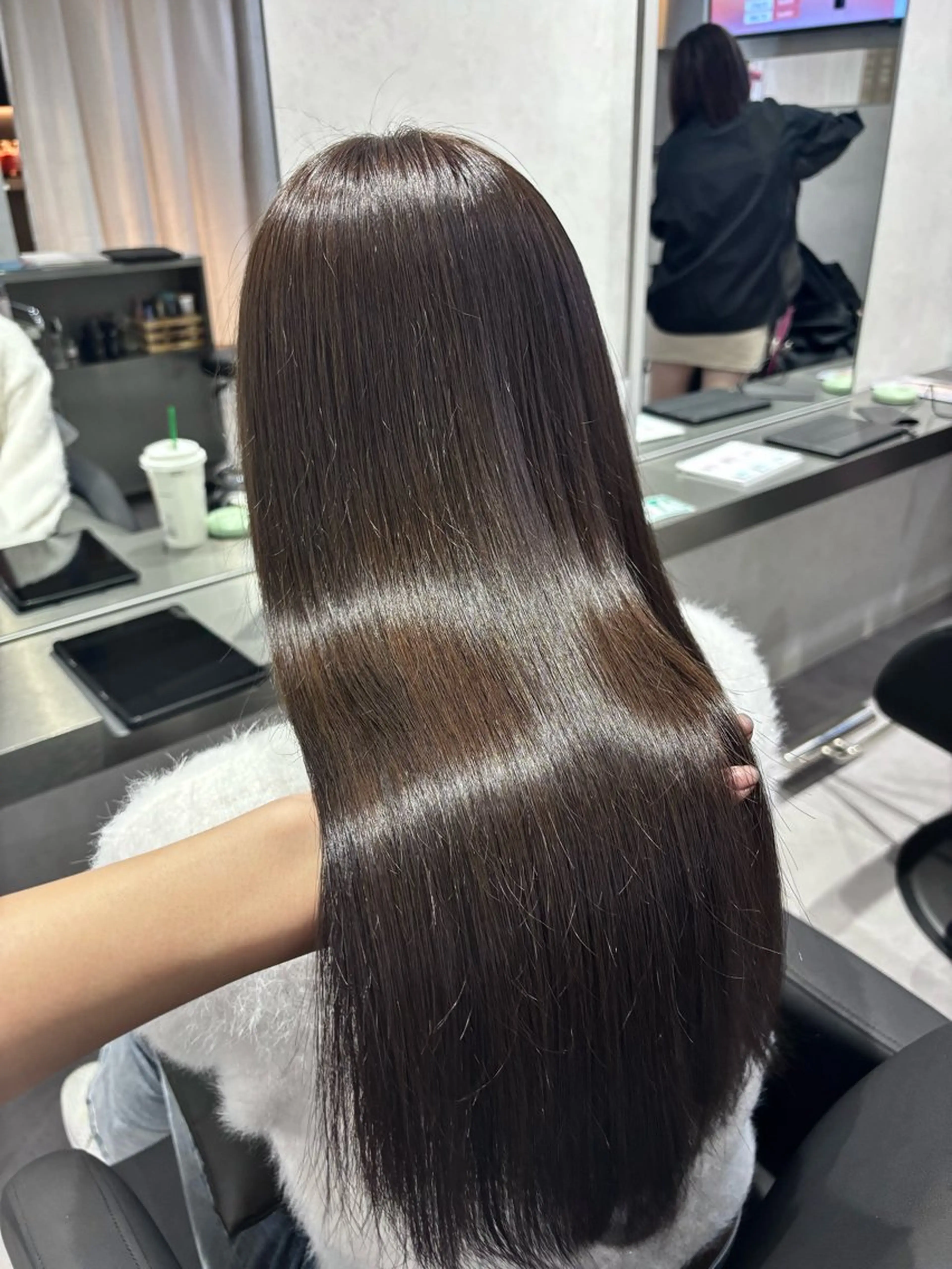 ロング カラー グレージュ カーキグレージュ カット ヘアカラー トリートメント 透明感/暖色カラー くるみのヘアスタイル