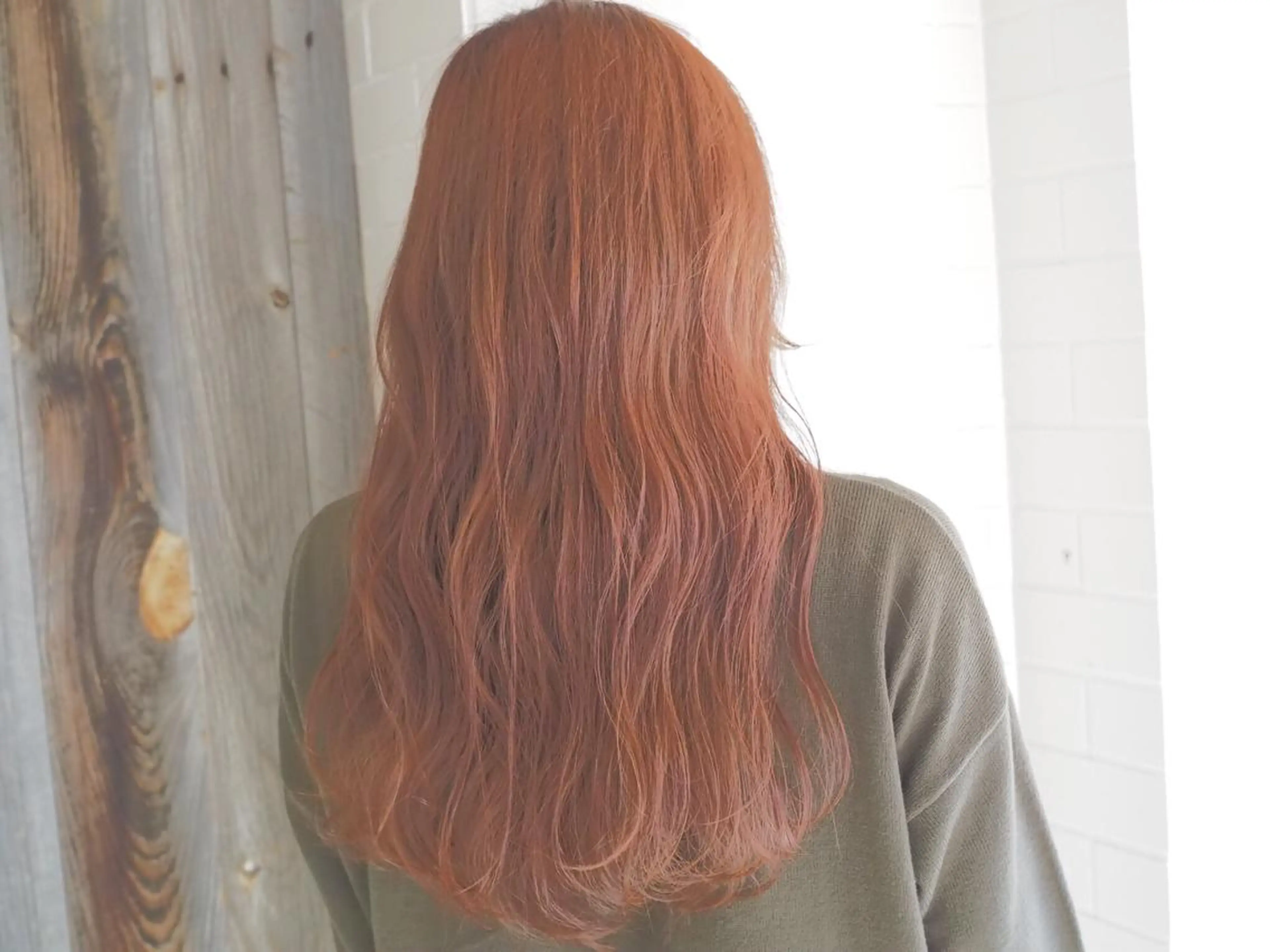 ロング カラー パーマ ヘアアレンジ ピンクカラー メンズハイトーン メンズバレイヤージュのヘアスタイル