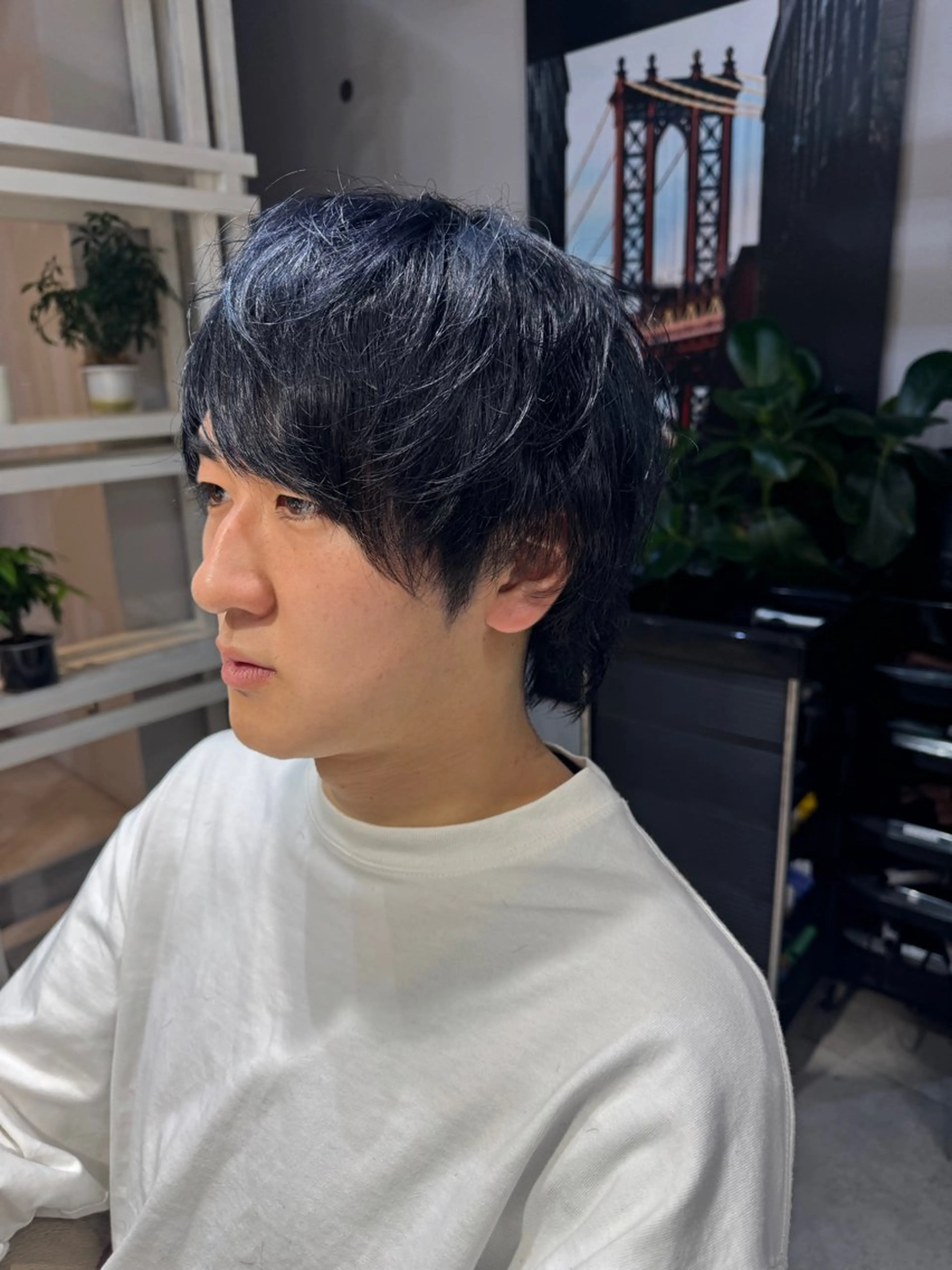 ミディアム カラー メンズ 黒髪 ブルーカラー ブルーブラック ヘアカラー トリートメント Dxxxx III所属・似合う髪型が 分からない方へのヘアスタイル