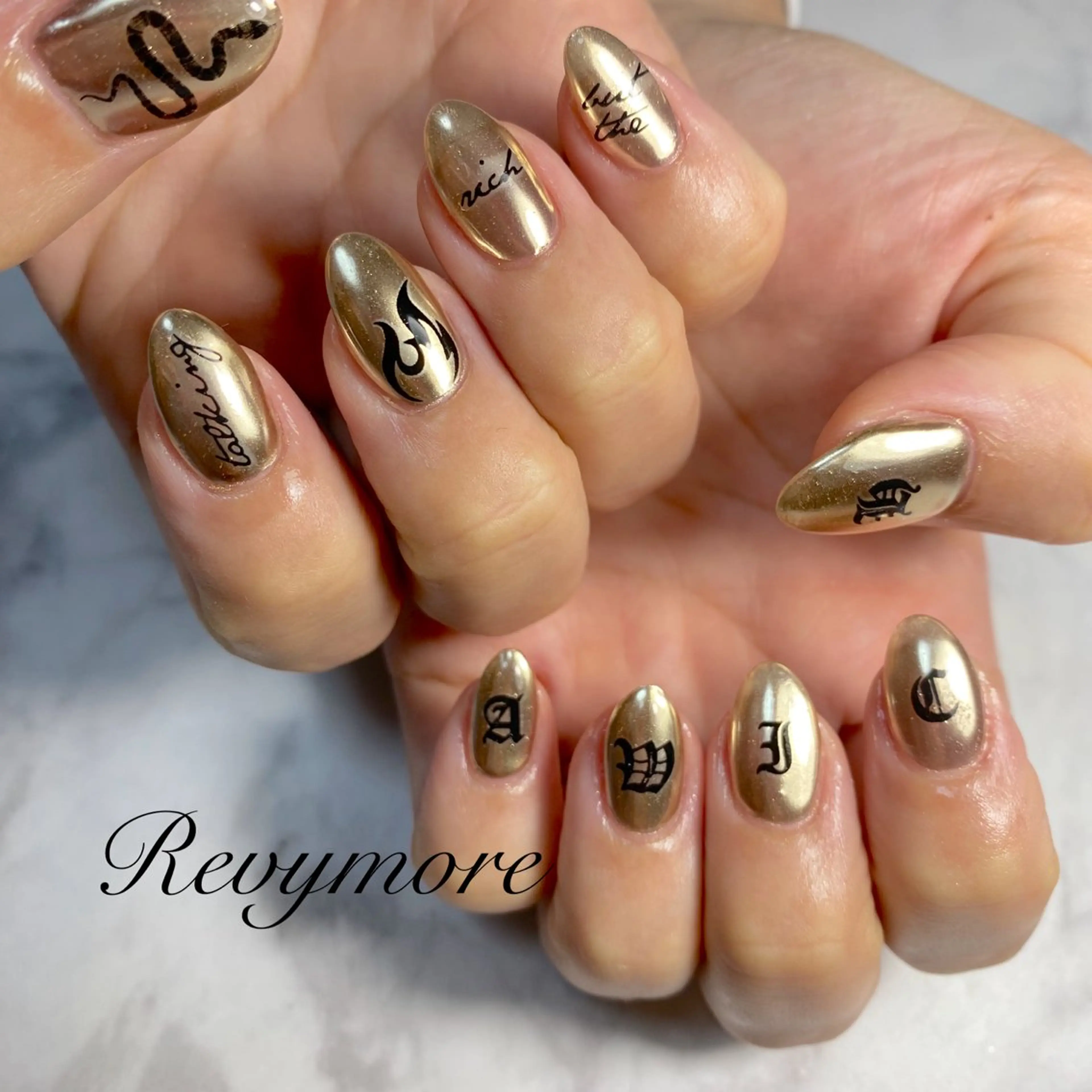 ネイル ジェルネイル ゴールド キラキラネイル 韓国ネイル ミラーネイル nail salon Revymoreのネイルデザイン