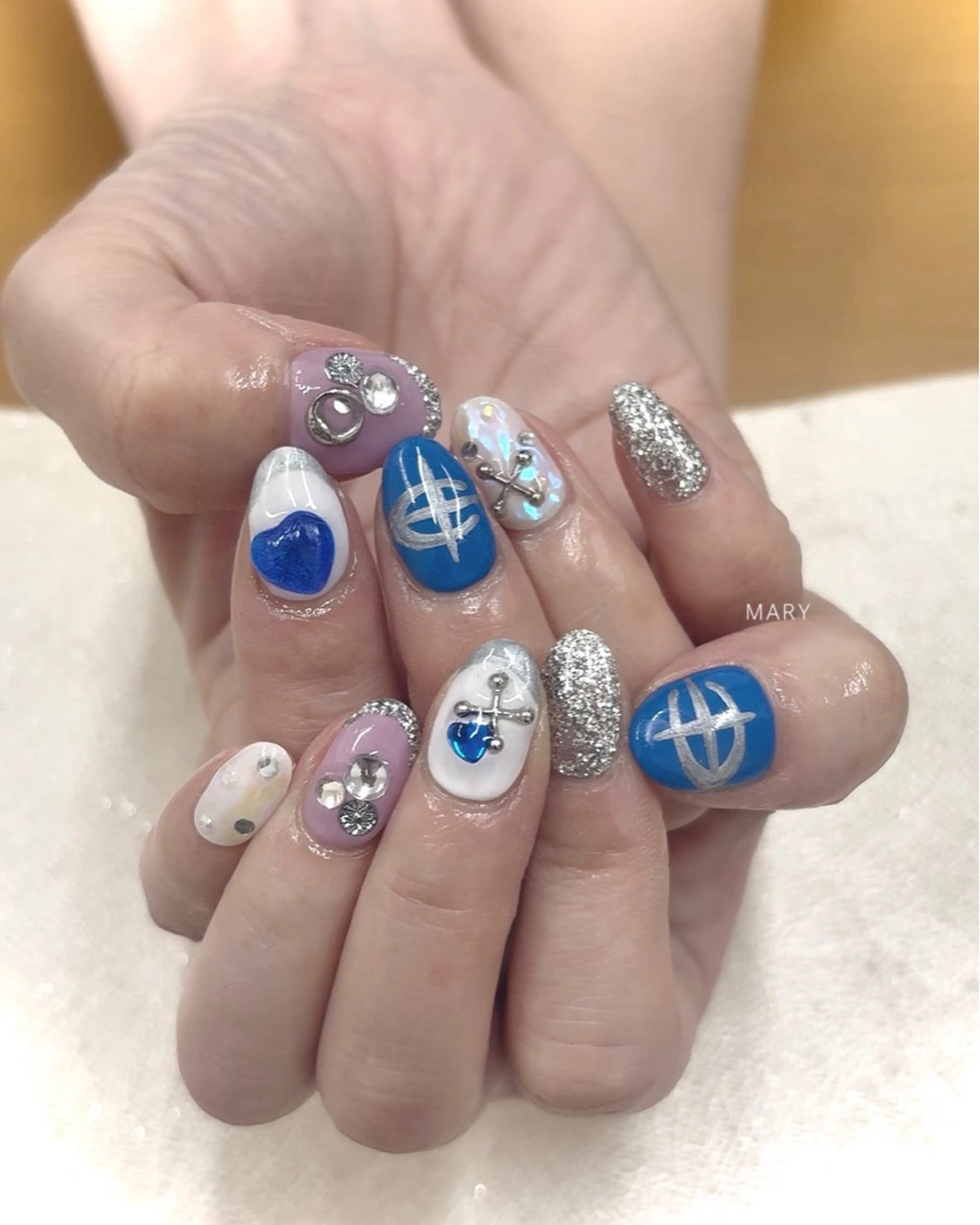 ネイル ブルー ニュアンスネイル シルバー ホワイト ハンドネイル Mary nail .narumiのネイルデザイン