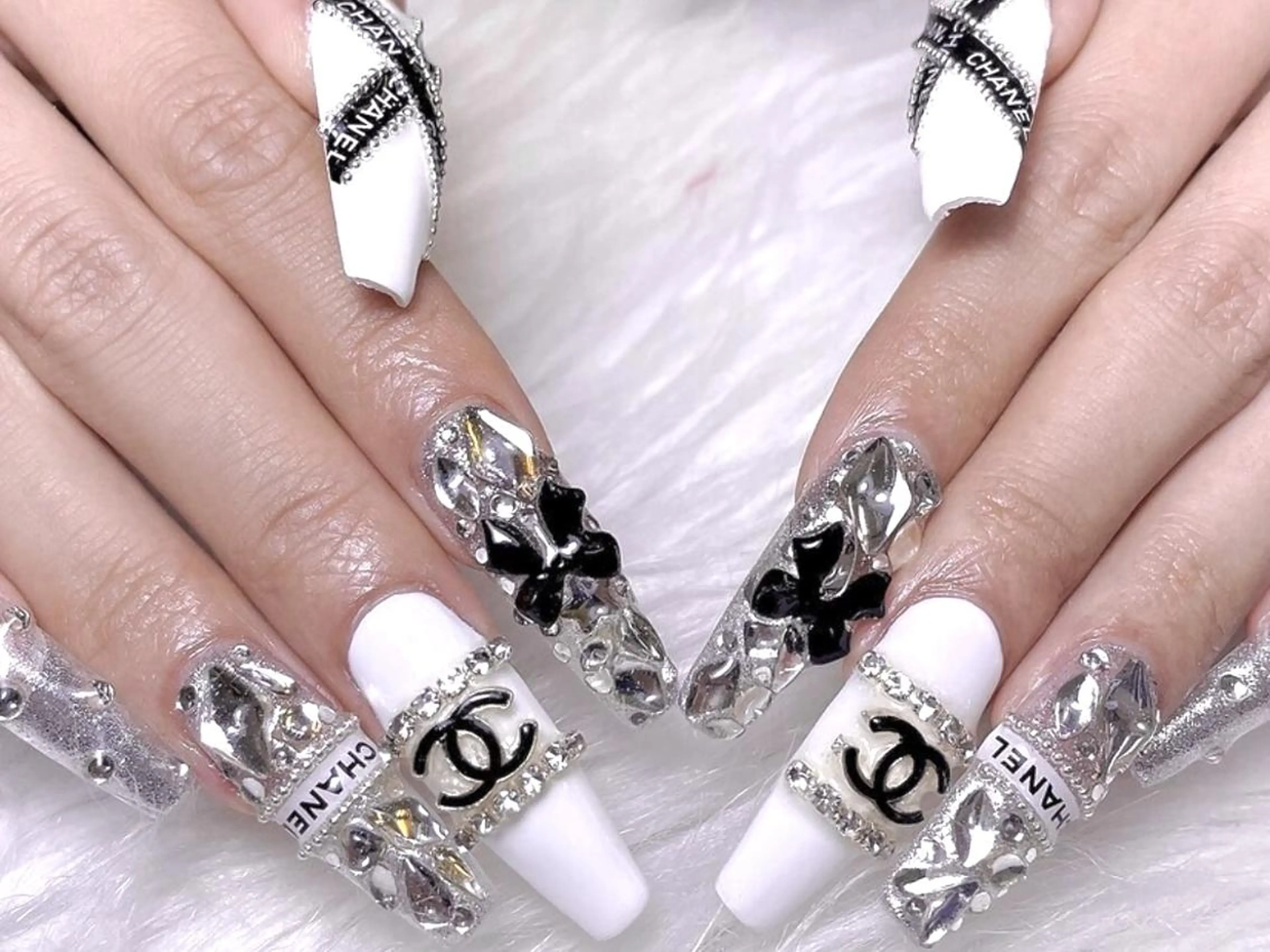 ネイル Rainrain💧 パーツ豊富、やり放題のネイルデザイン